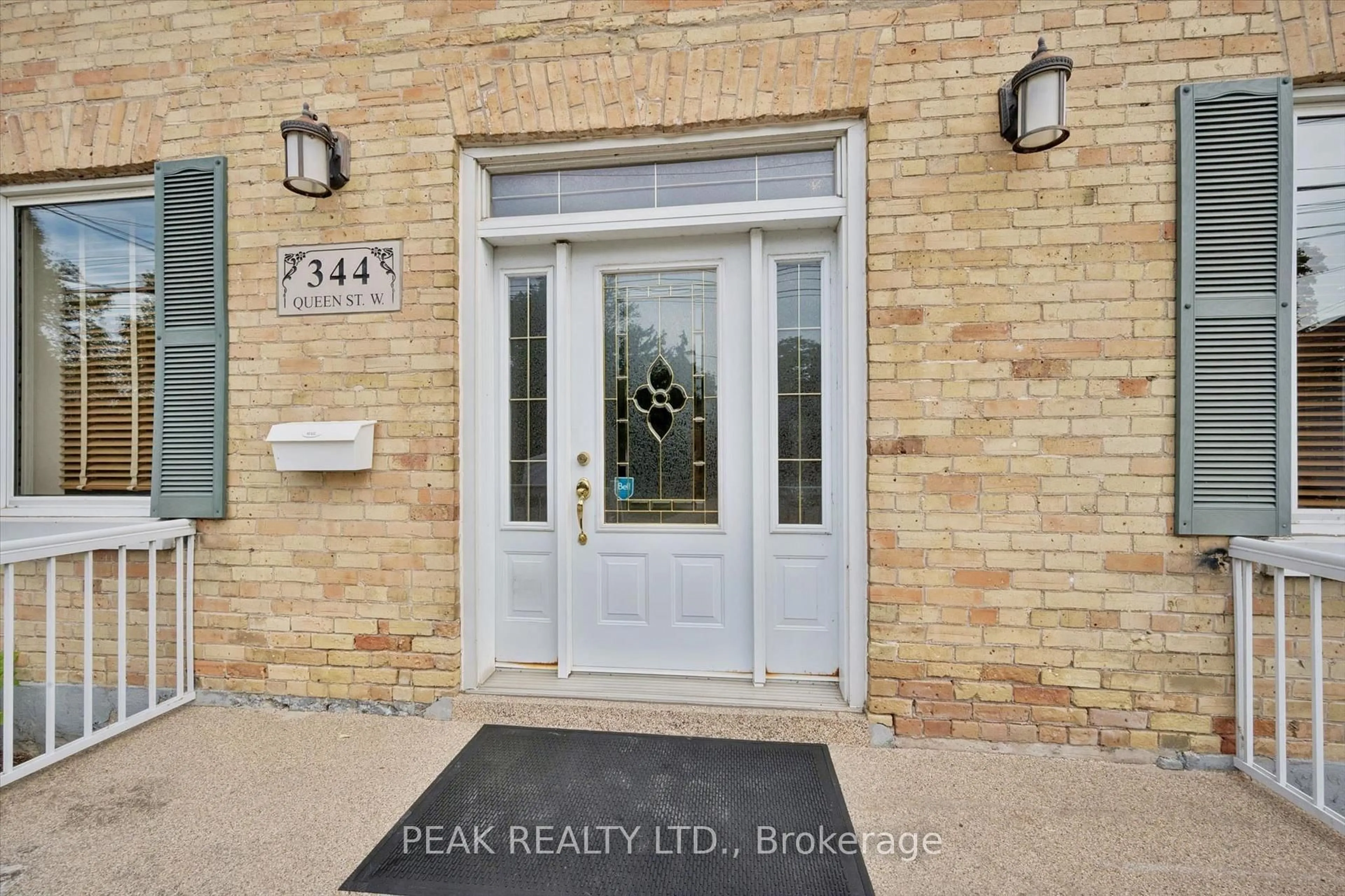 Indoor entryway for 344 Queen St, Cambridge Ontario N3C 1G8