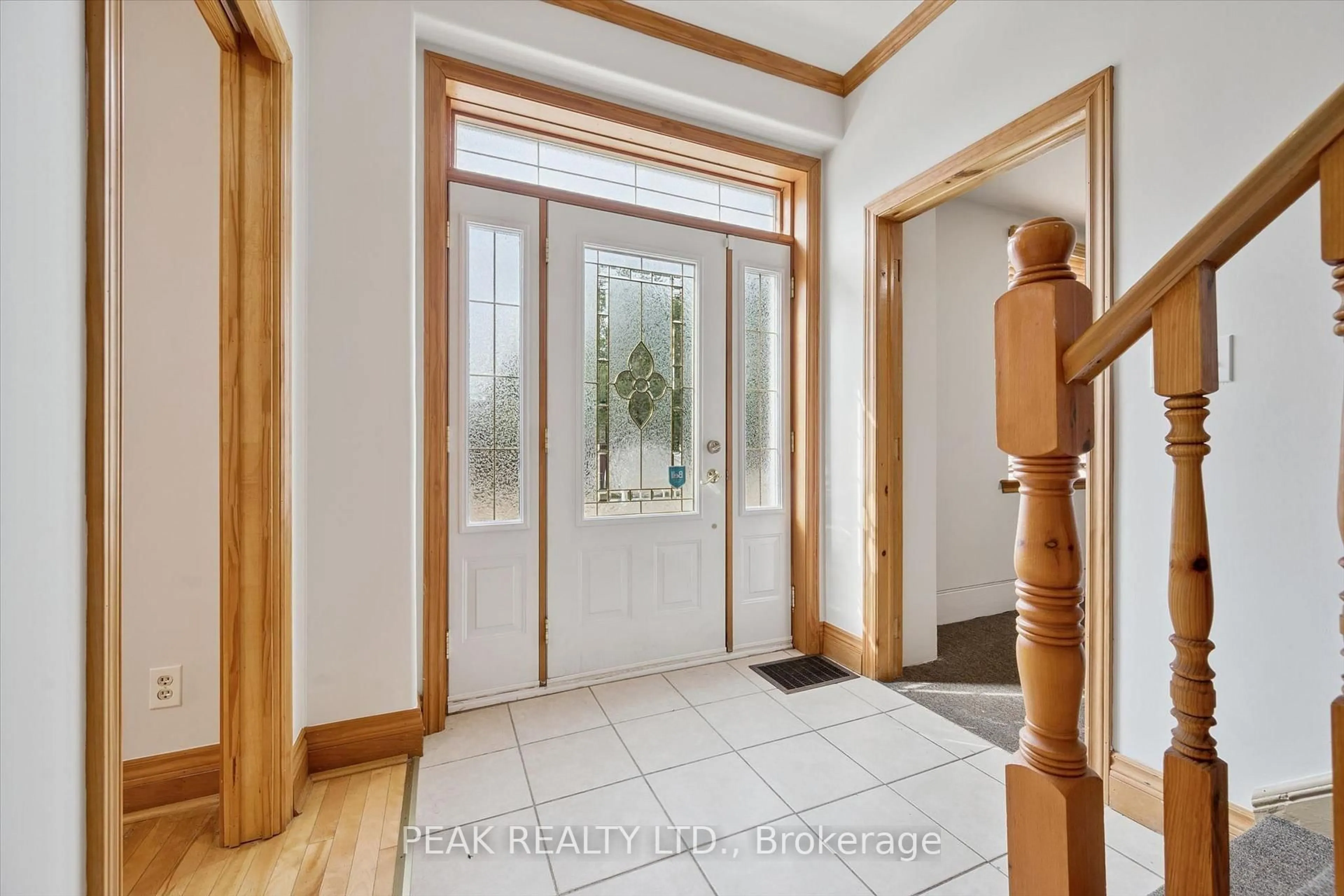 Indoor entryway for 344 Queen St, Cambridge Ontario N3C 1G8