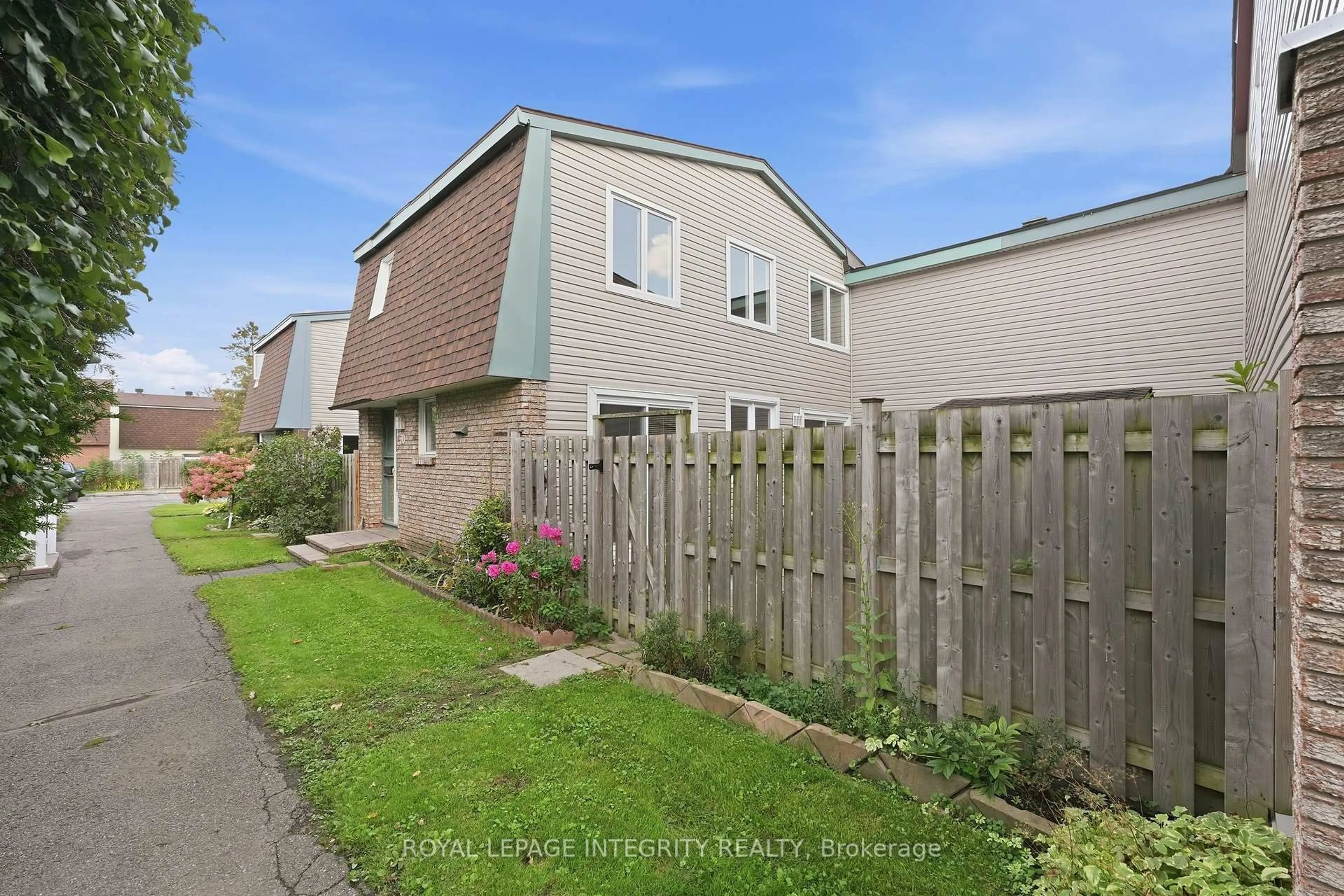 A pic from outside/outdoor area/front of a property/back of a property/a pic from drone, street for 2057 Jasmine Cres #30, Ottawa Ontario K1J 7W2