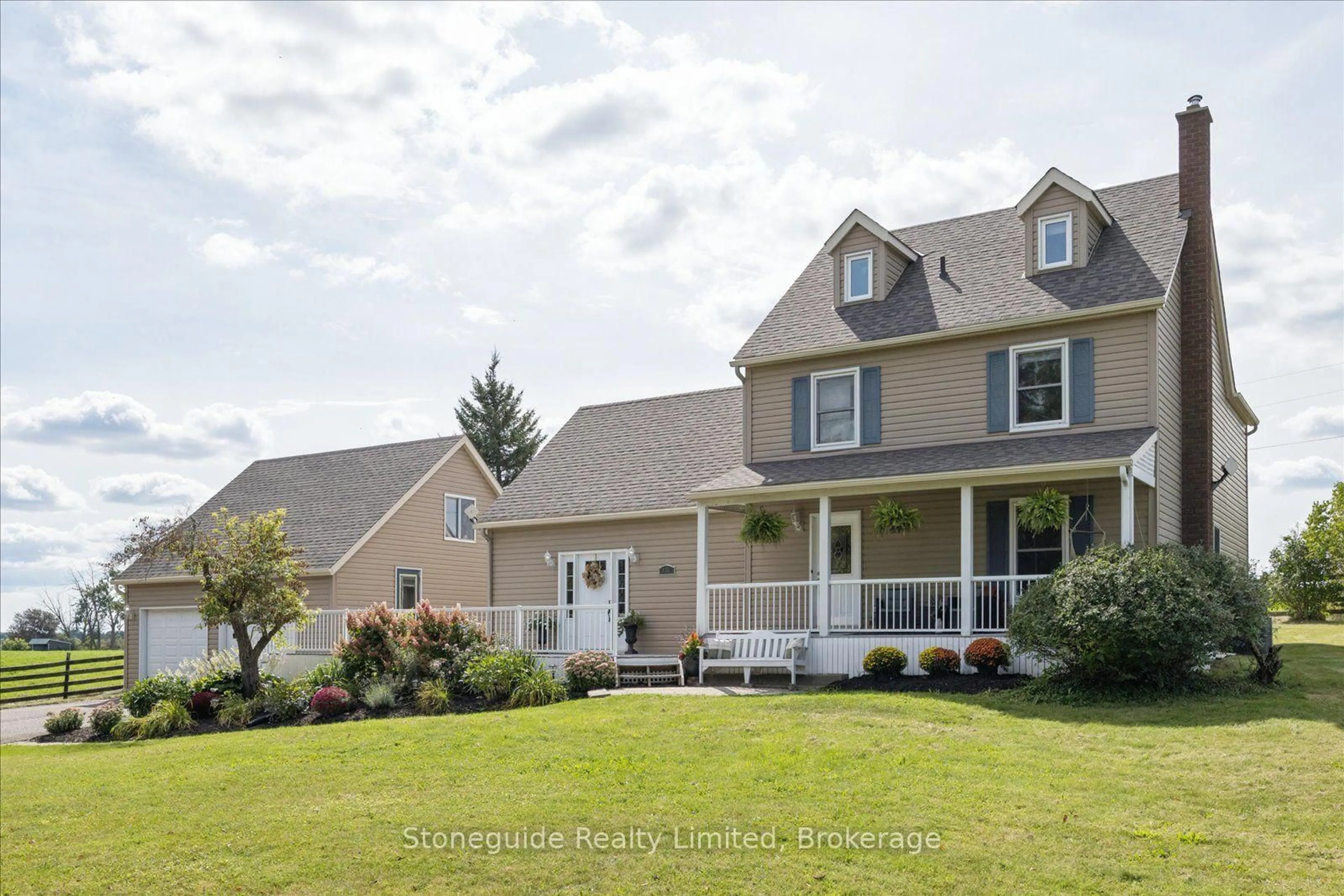 Home with vinyl exterior material, water/lake/river/ocean view for 1611 Parkhill Rd, Cavan Monaghan Ontario K9J 0E5