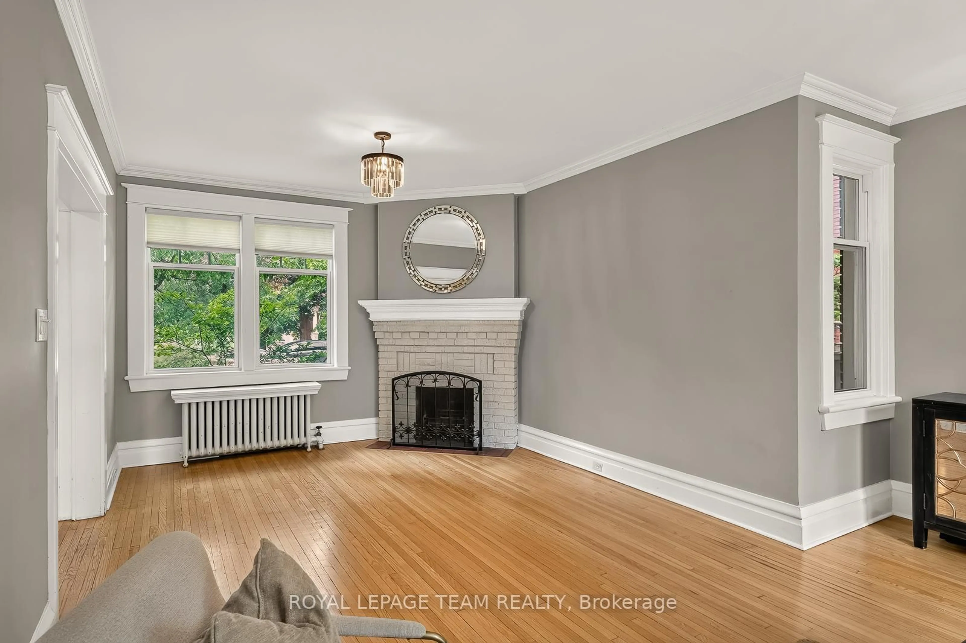Living room with furniture, unknown for 318 CLEMOW Ave, Ottawa Ontario K1S 2B8