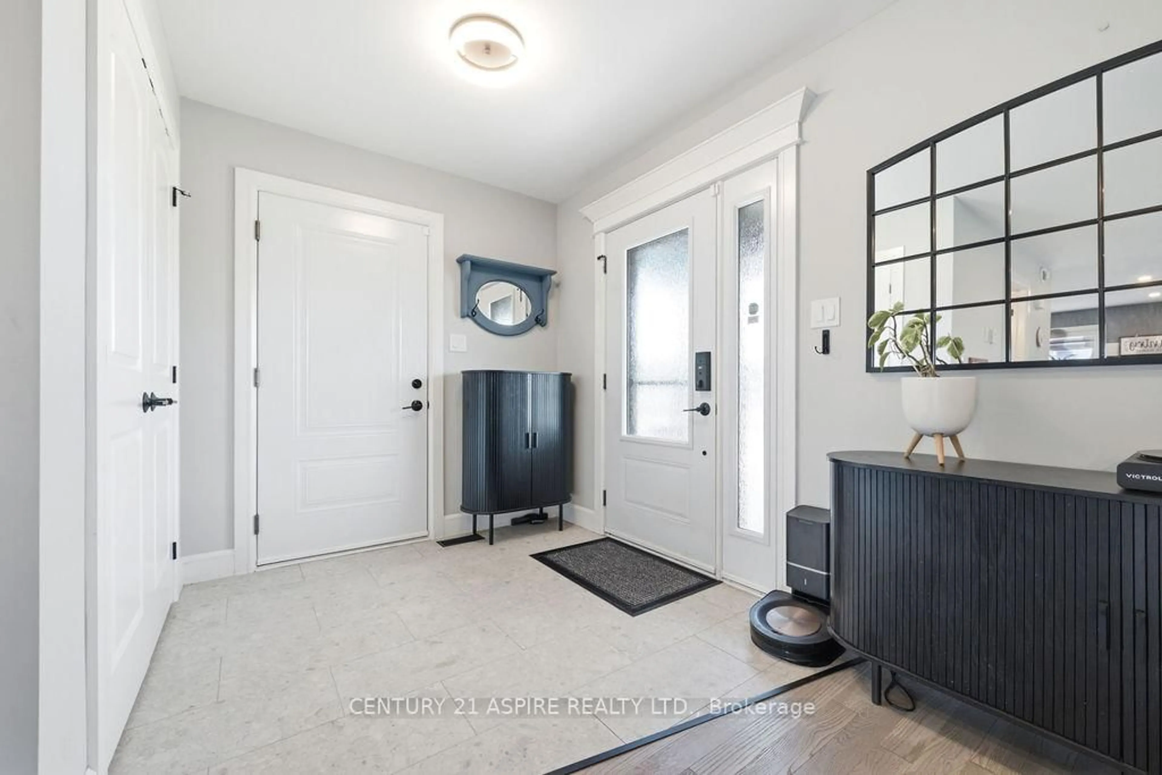 Indoor entryway for 6 Zachary St, Petawawa Ontario K8H 0G5