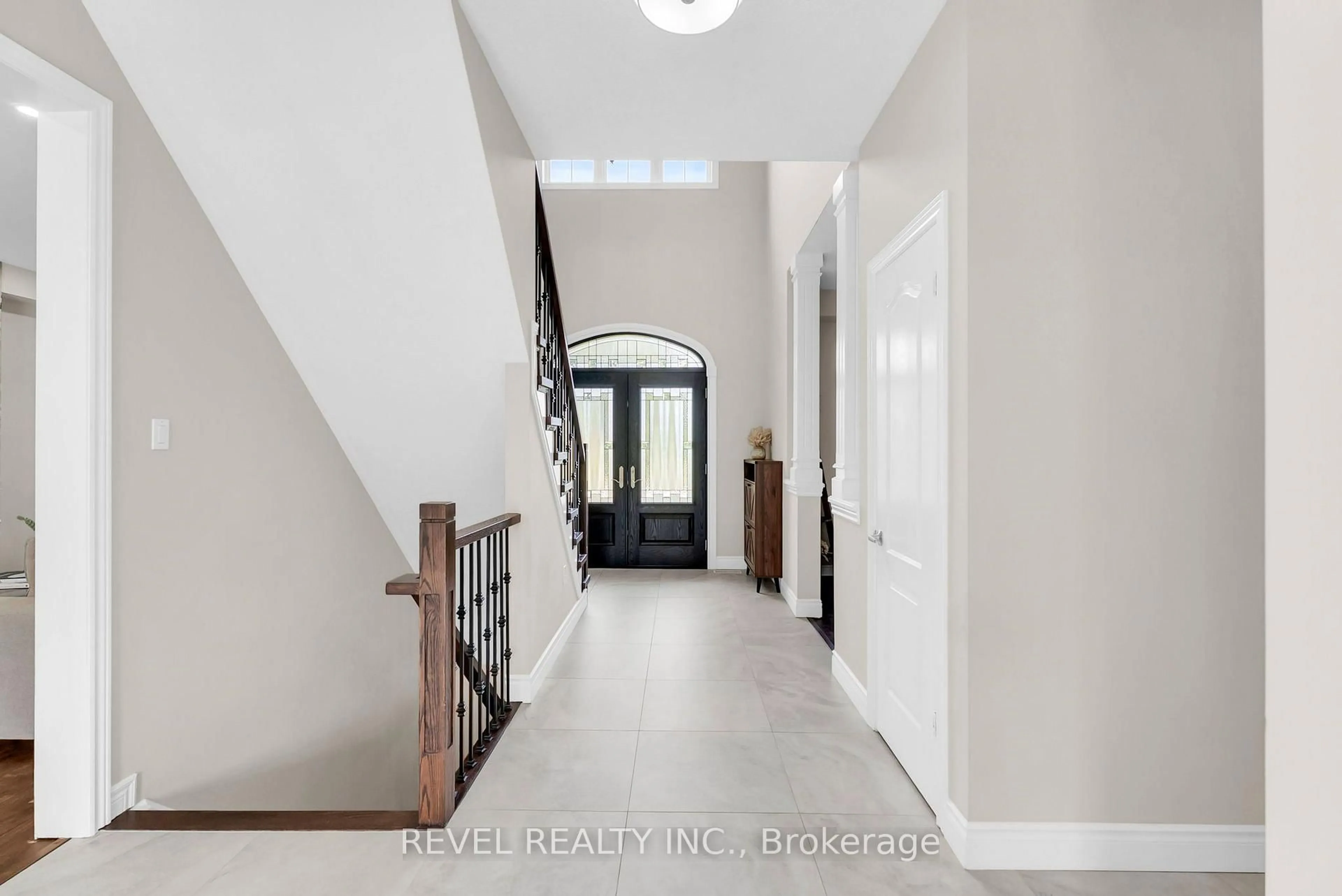 Indoor foyer for 14 Devonleigh Dr, Amaranth Ontario L9V 3J3