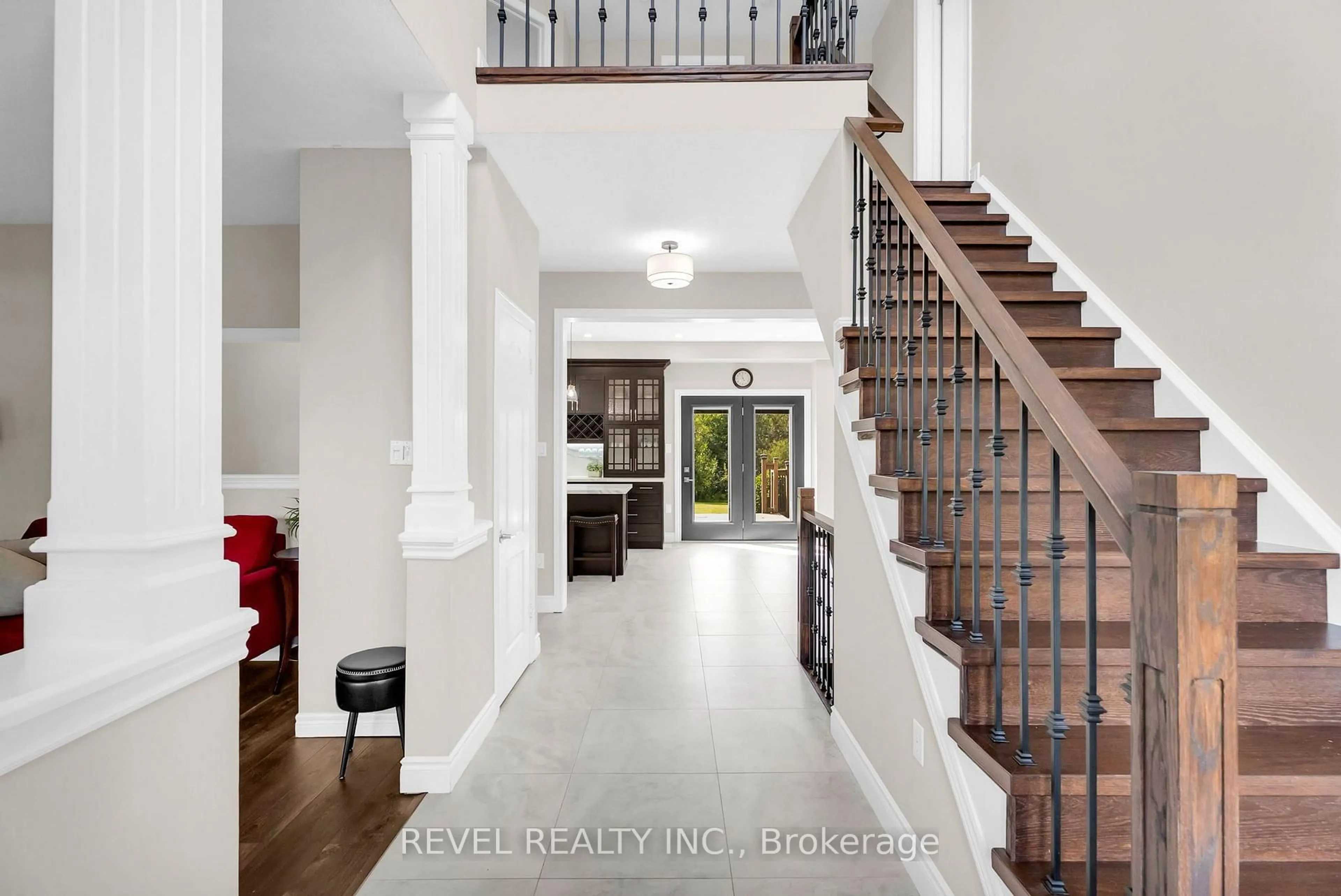 Indoor entryway for 14 Devonleigh Dr, Amaranth Ontario L9V 3J3
