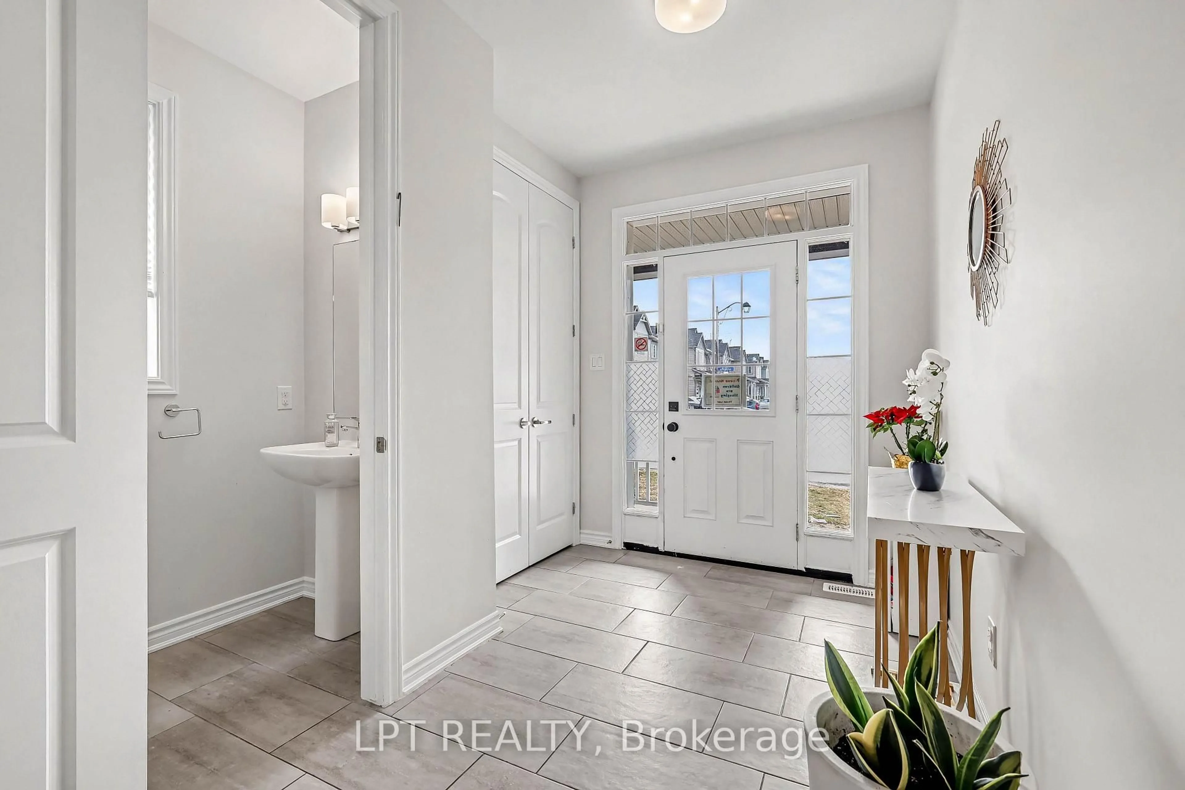 Indoor entryway for 730 Perseus Ave, Ottawa Ontario K2J 6V8