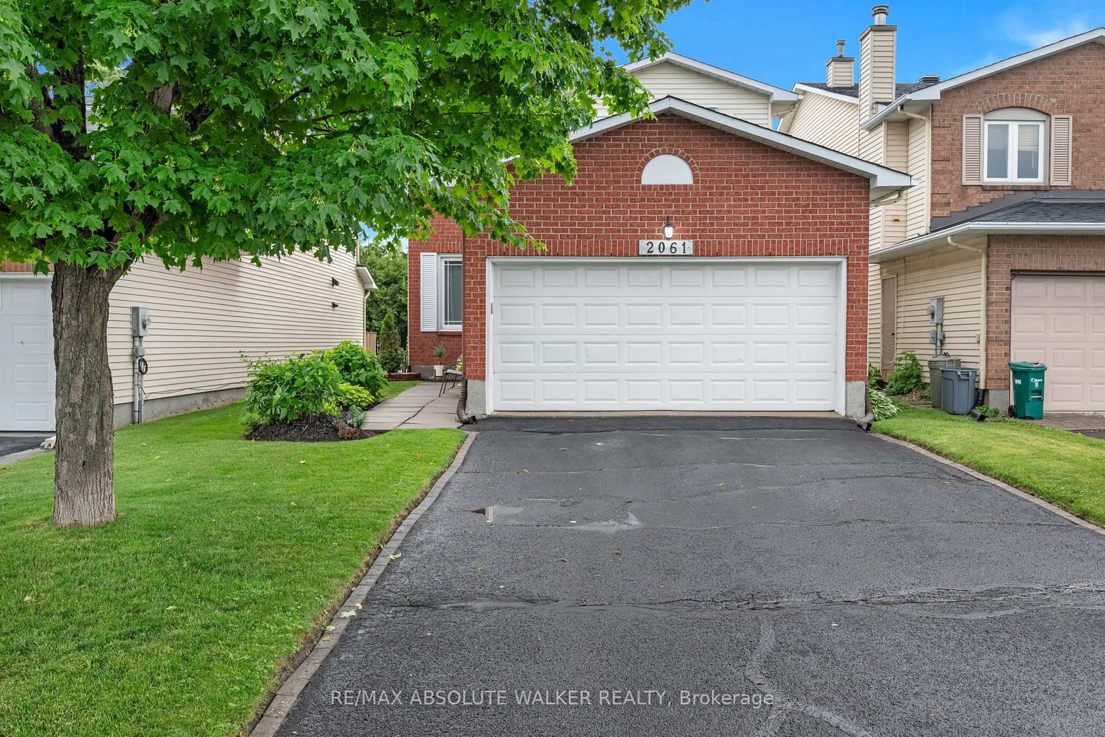 A pic from outside/outdoor area/front of a property/back of a property/a pic from drone, street for 2061 Legrand Cres, Ottawa Ontario K1E 3R1