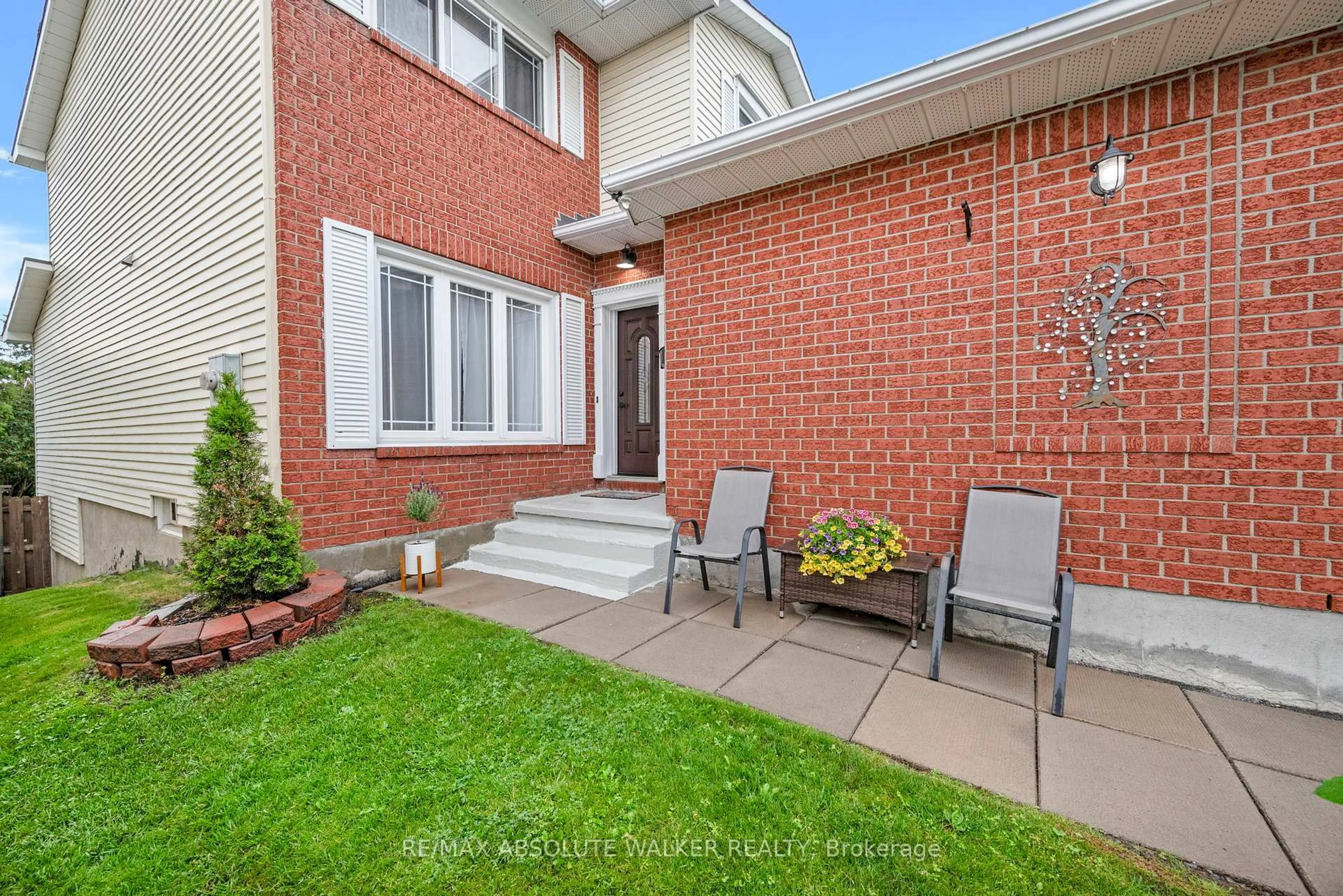 Patio, street for 2061 Legrand Cres, Ottawa Ontario K1E 3R1