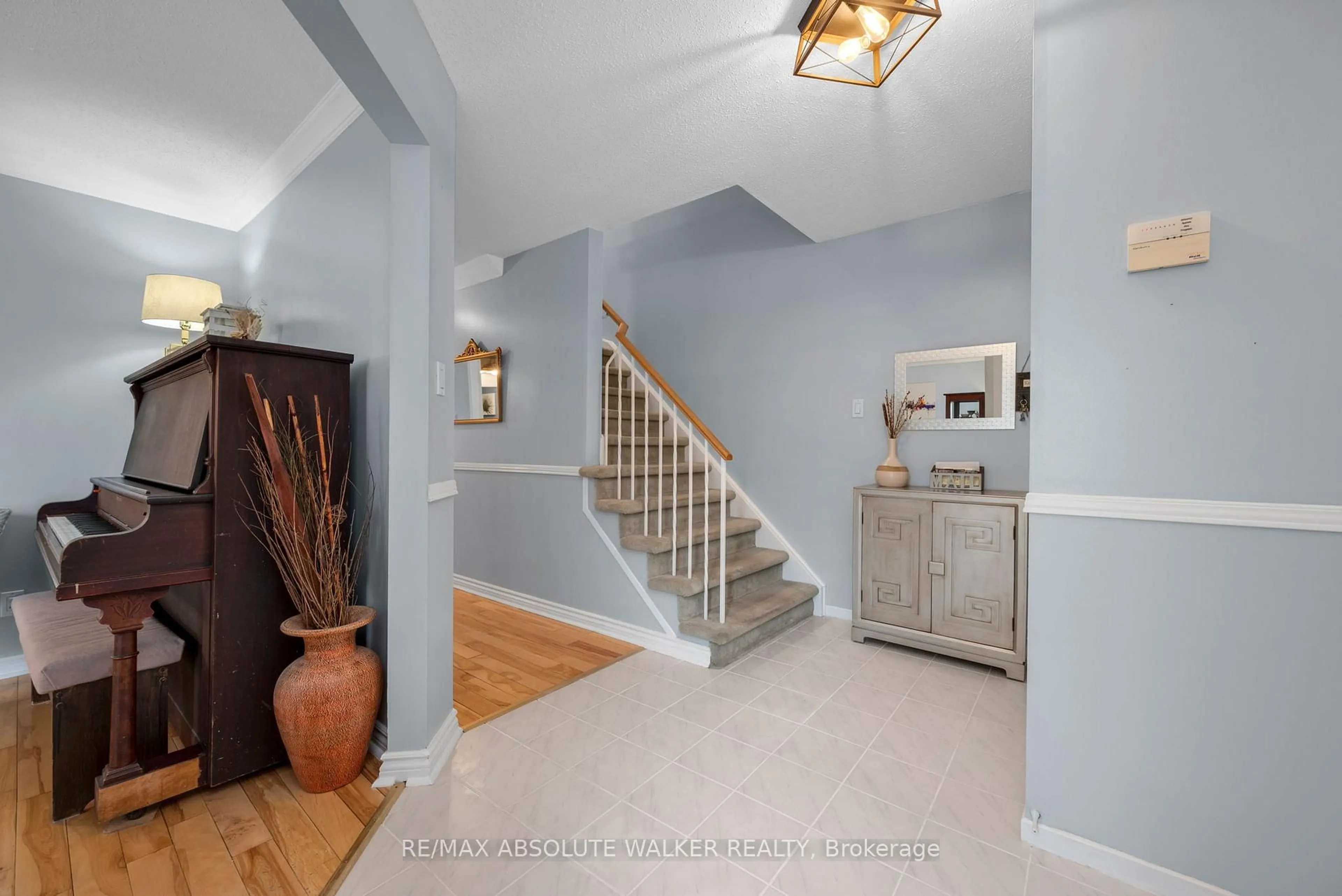 Indoor entryway for 2061 Legrand Cres, Ottawa Ontario K1E 3R1