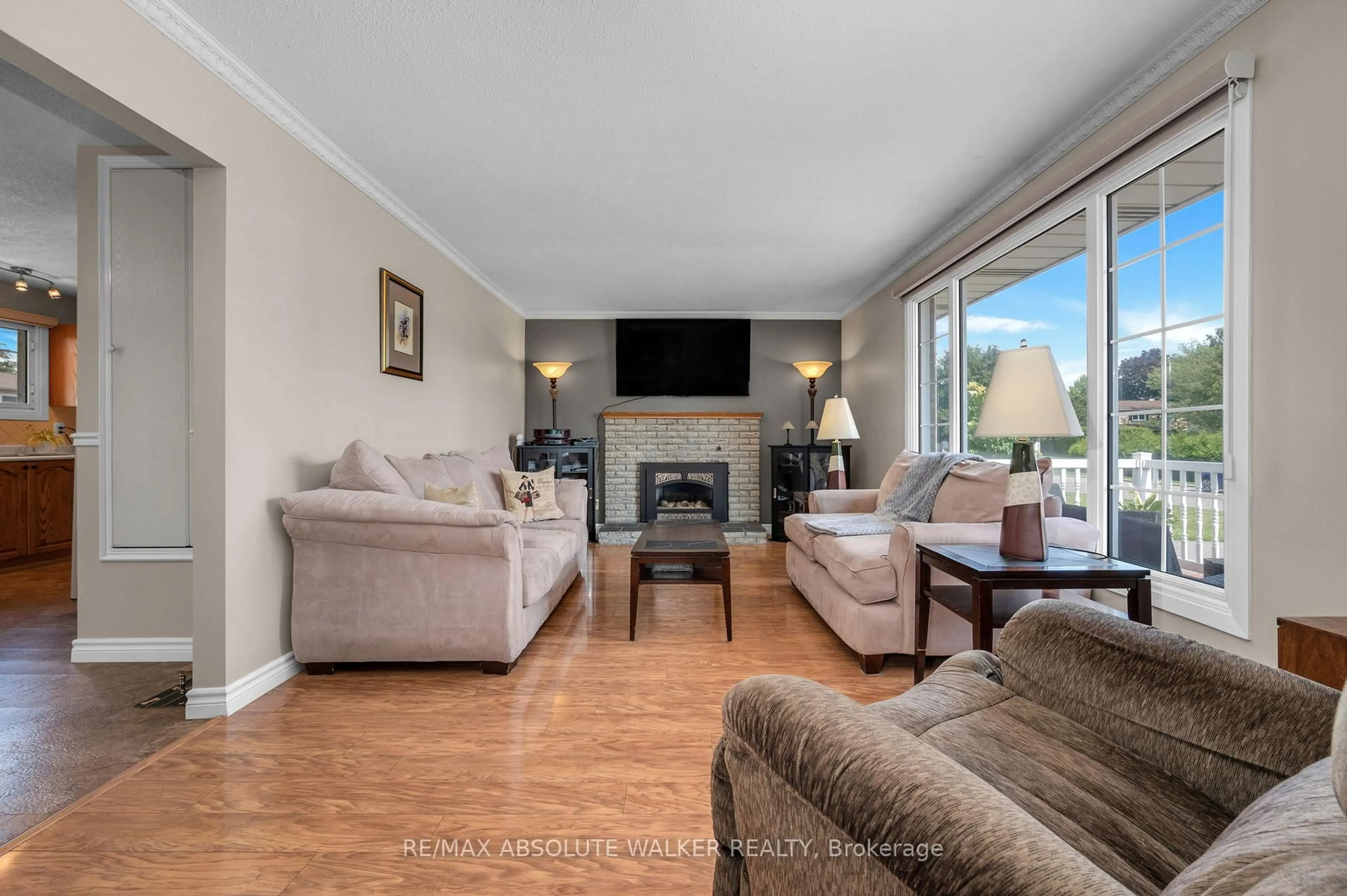 Living room with furniture, unknown for 337 Roxdale Ave, Ottawa Ontario K1E 1T9