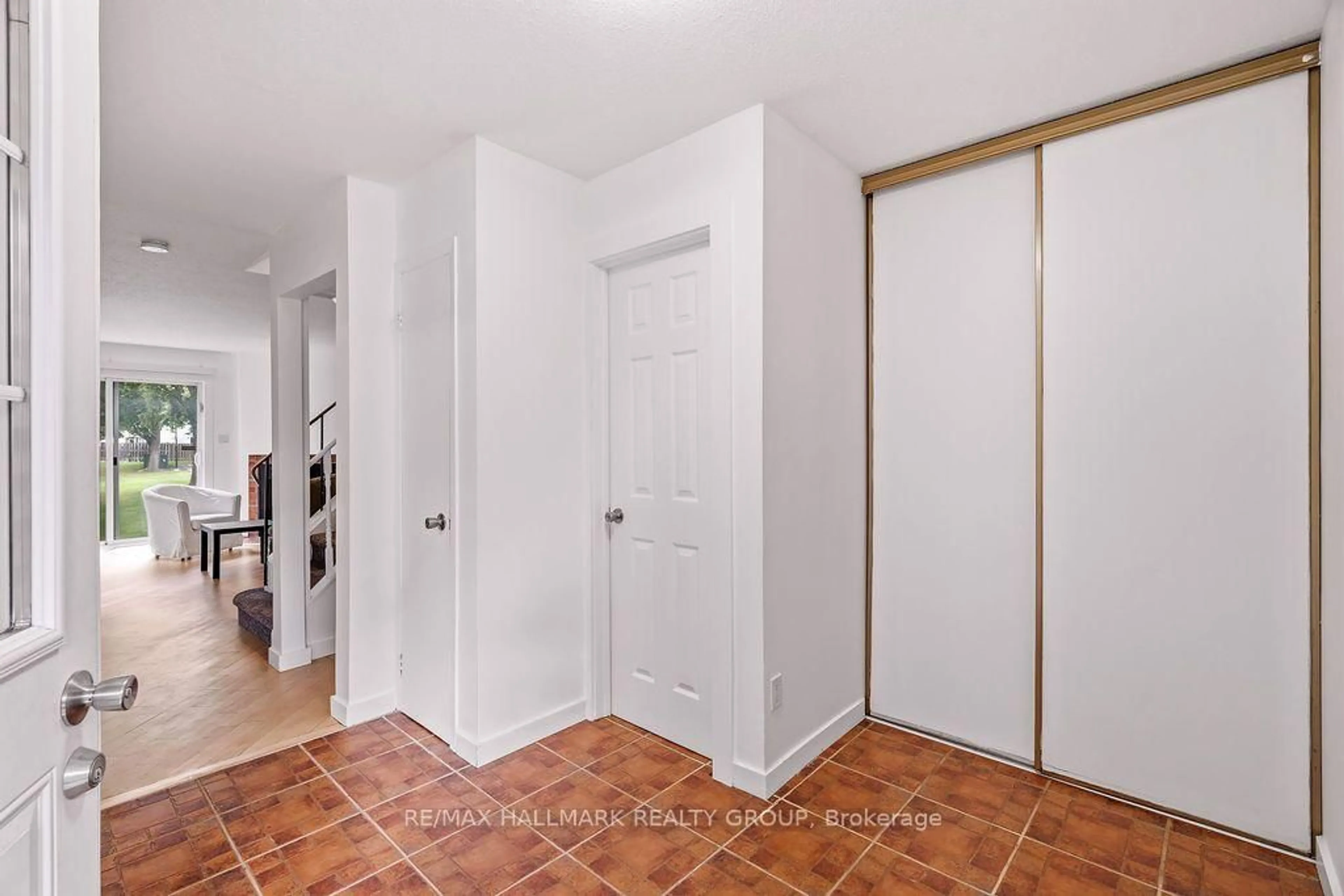 Indoor entryway for 74 Welsh Private #64, Ottawa Ontario K1G 4Y1