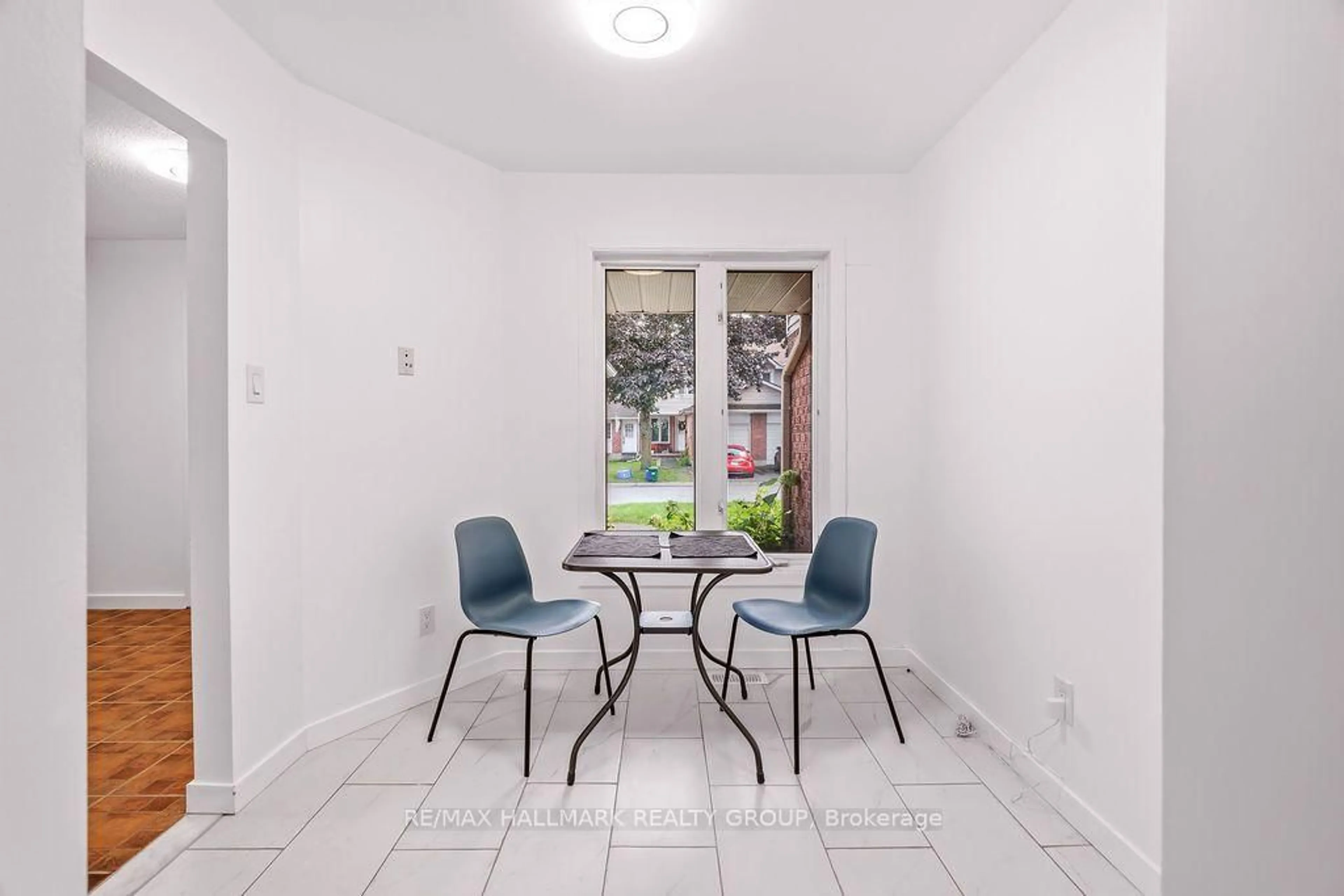 Dining room, ceramic/tile floor for 74 Welsh Private #64, Ottawa Ontario K1G 4Y1