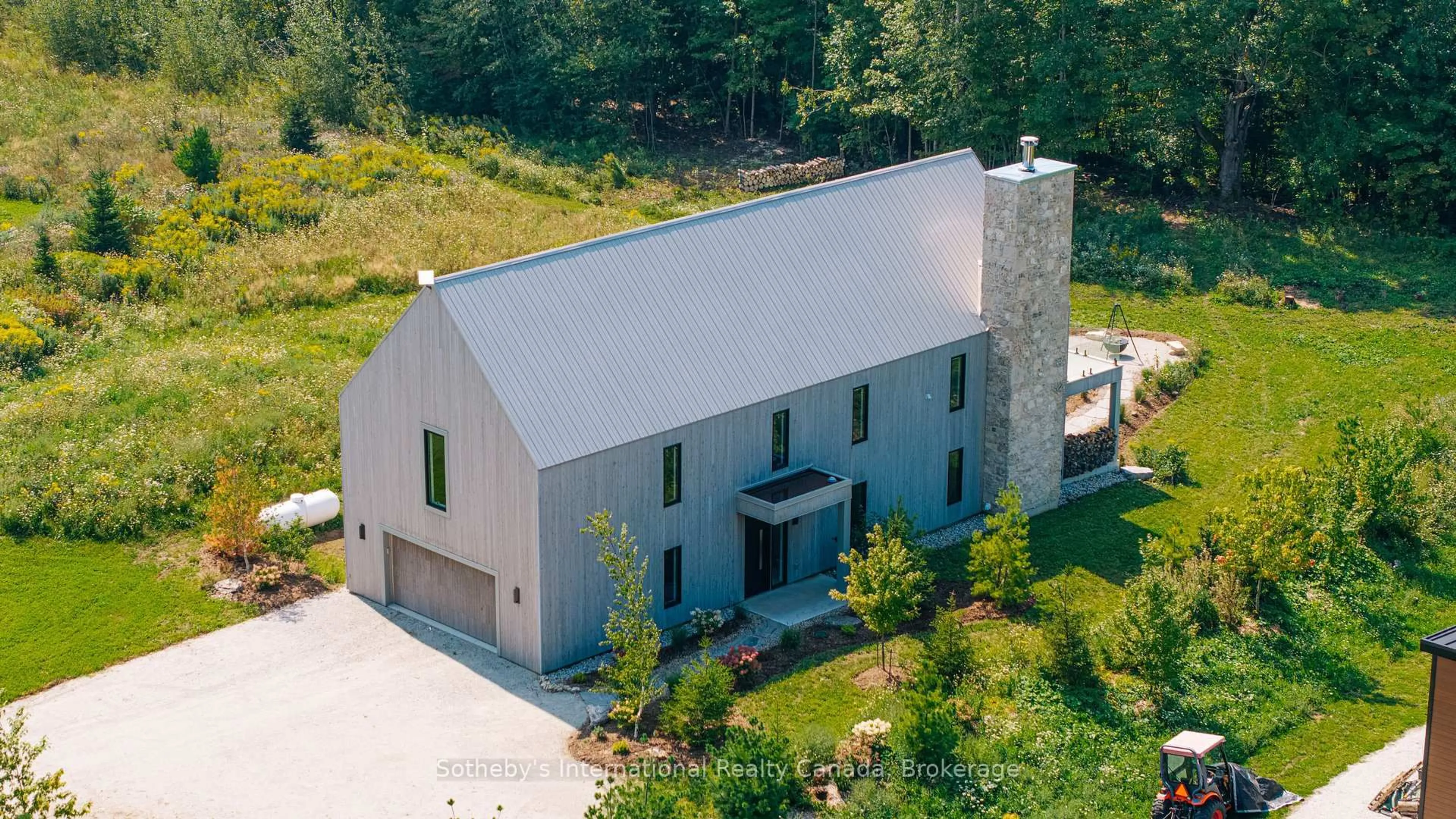 A pic from outside/outdoor area/front of a property/back of a property/a pic from drone, building for 120 Mimi Cres, Meaford Ontario N0H 1B0