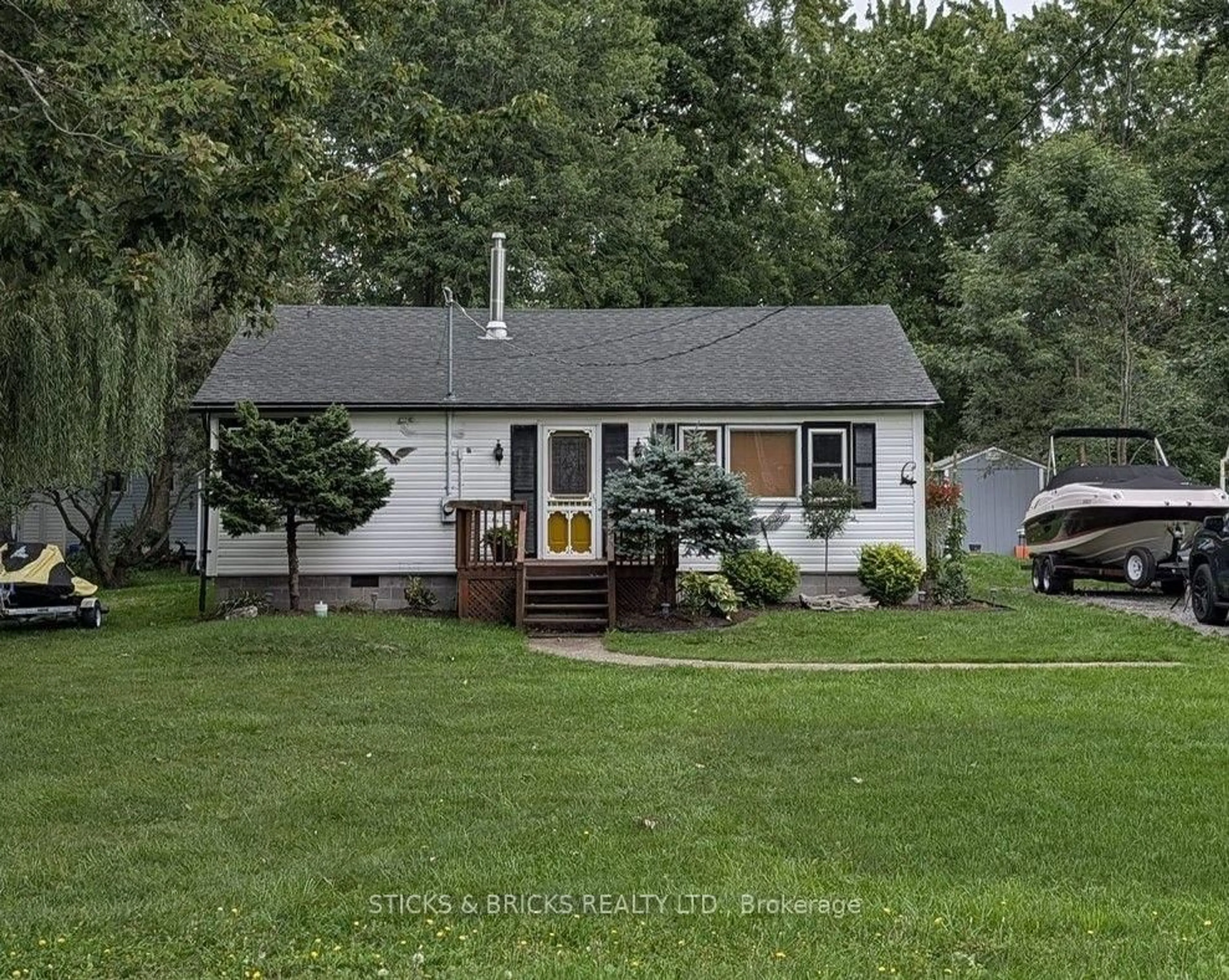 Home with vinyl exterior material, street for 625 Silver Bay Rd, Port Colborne Ontario L3K 5V3