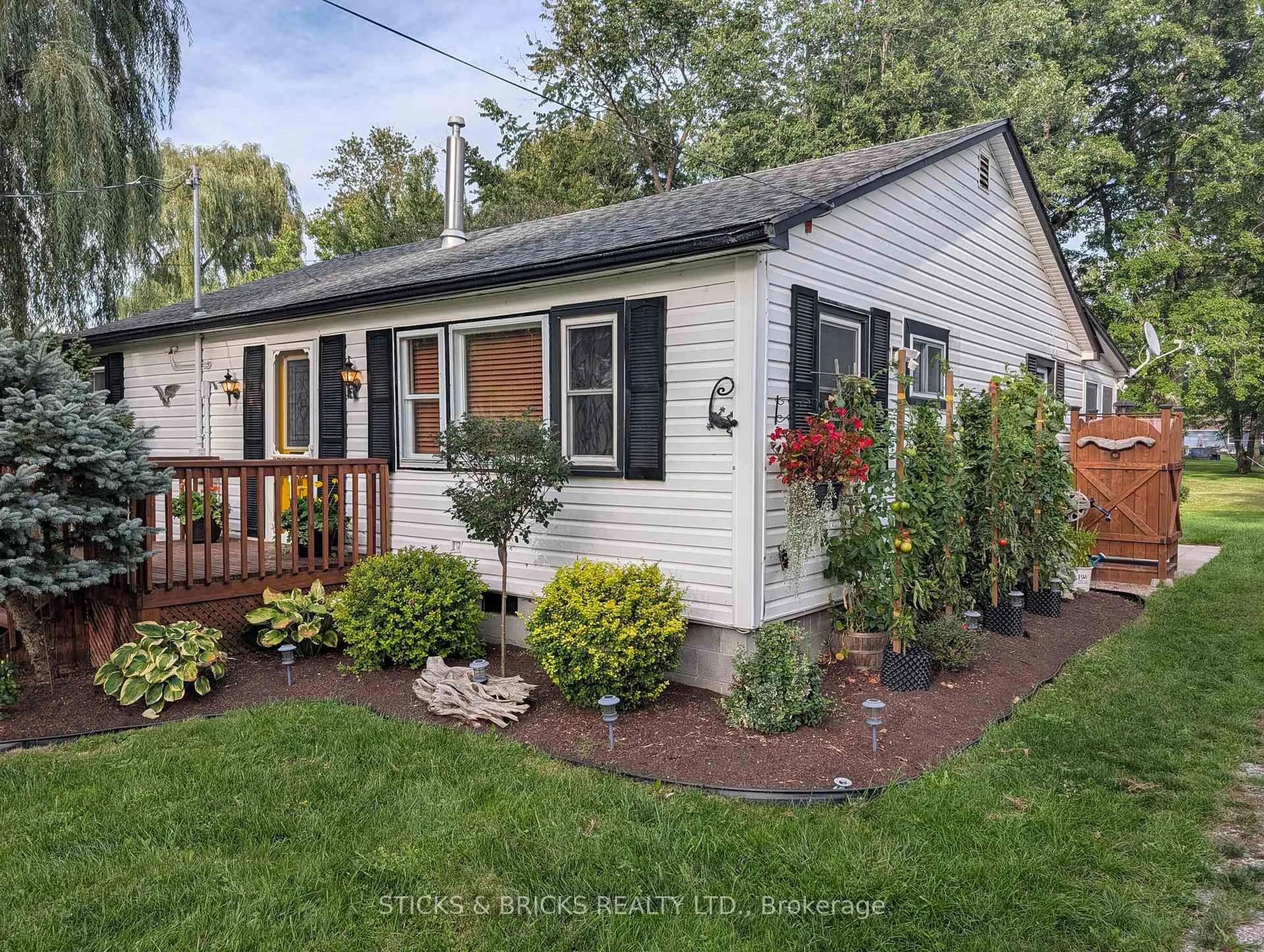 Home with vinyl exterior material, street for 625 Silver Bay Rd, Port Colborne Ontario L3K 5V3