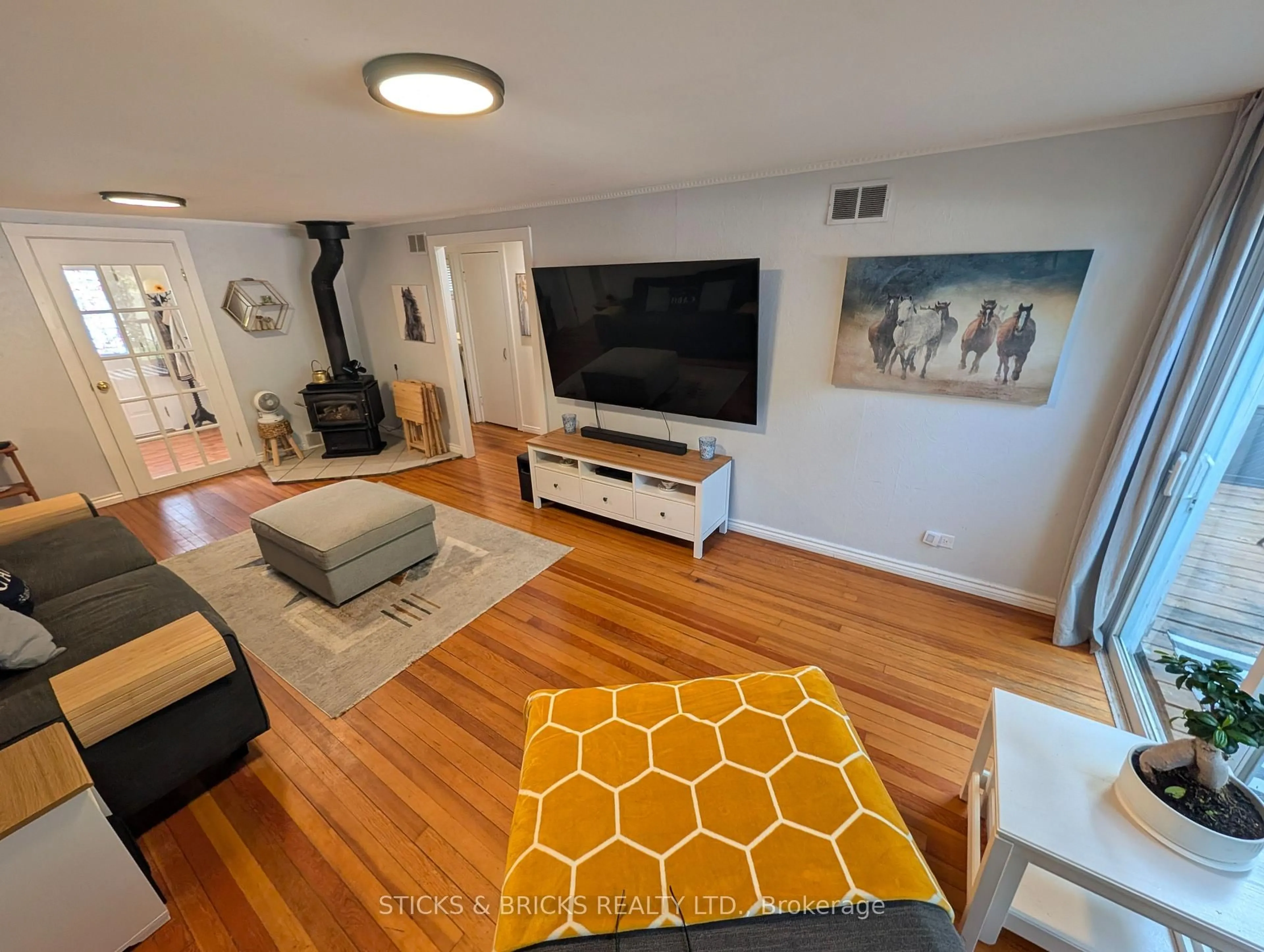 Living room with furniture, unknown for 625 Silver Bay Rd, Port Colborne Ontario L3K 5V3