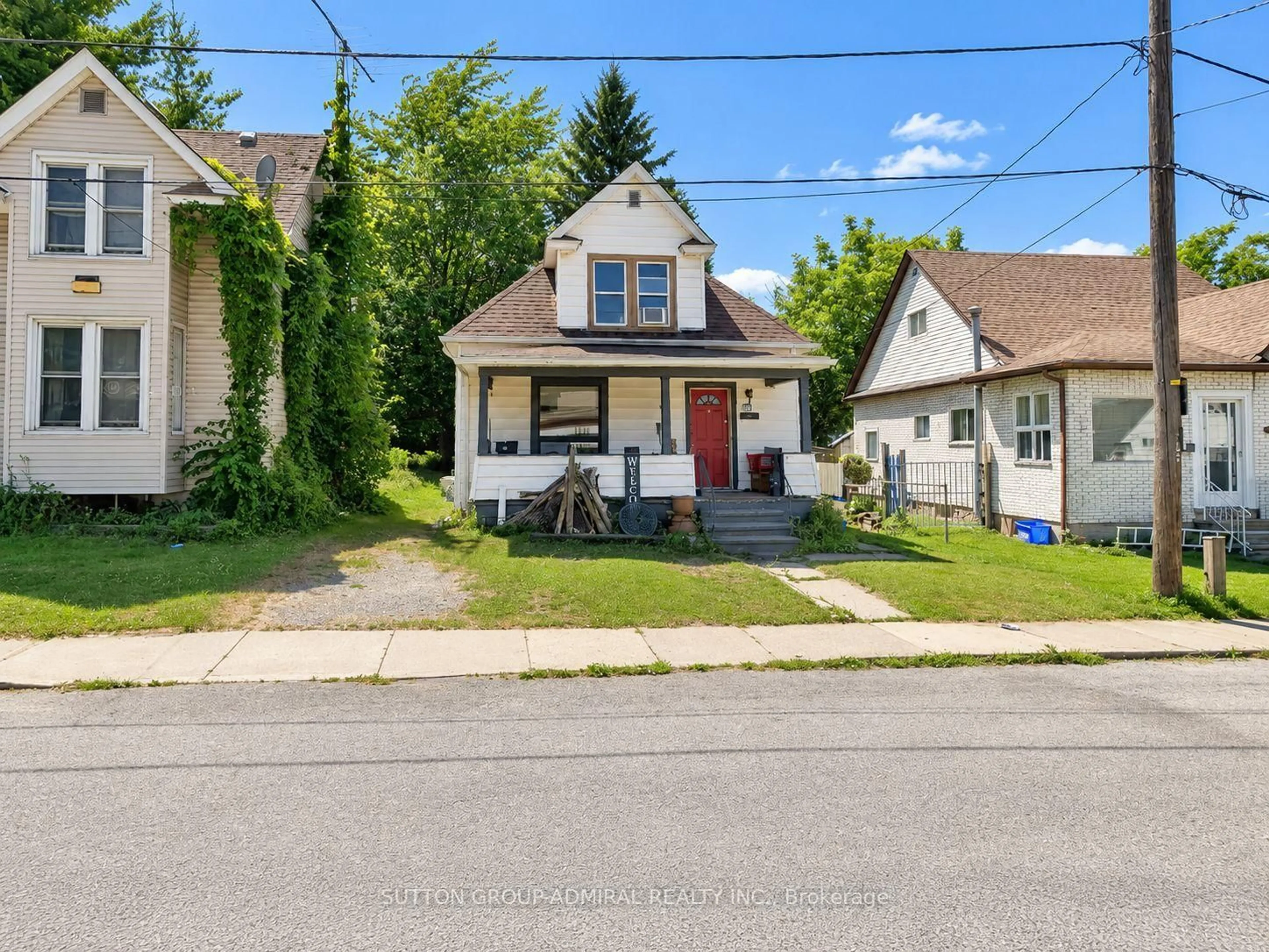 A pic from outside/outdoor area/front of a property/back of a property/a pic from drone, street for 5675 BANKER Ave, Niagara Falls Ontario L2G 4B9