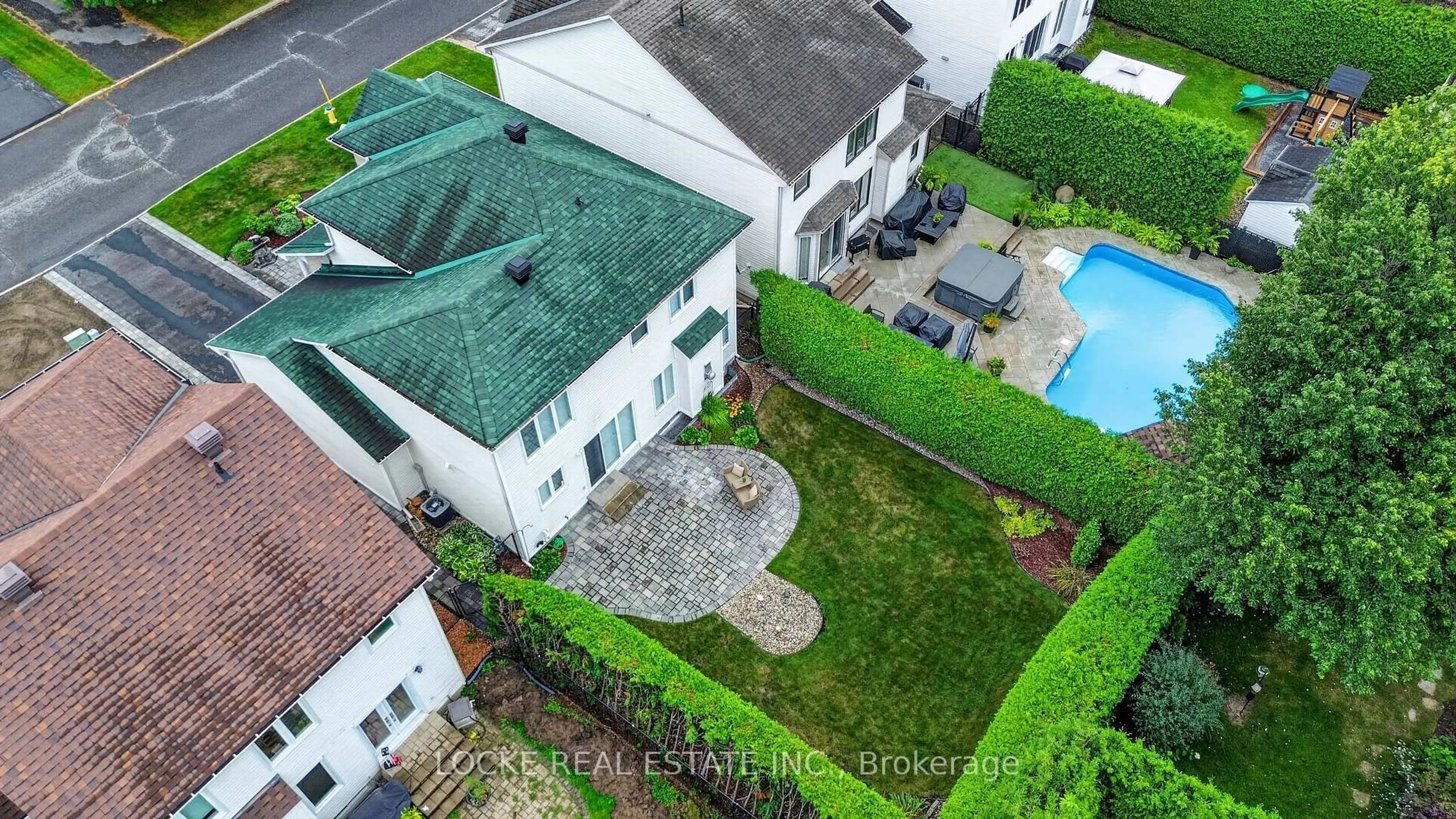 A pic from outside/outdoor area/front of a property/back of a property/a pic from drone, city buildings view from balcony for 5934 Gladewoods Pl, Ottawa Ontario K1W 1G5