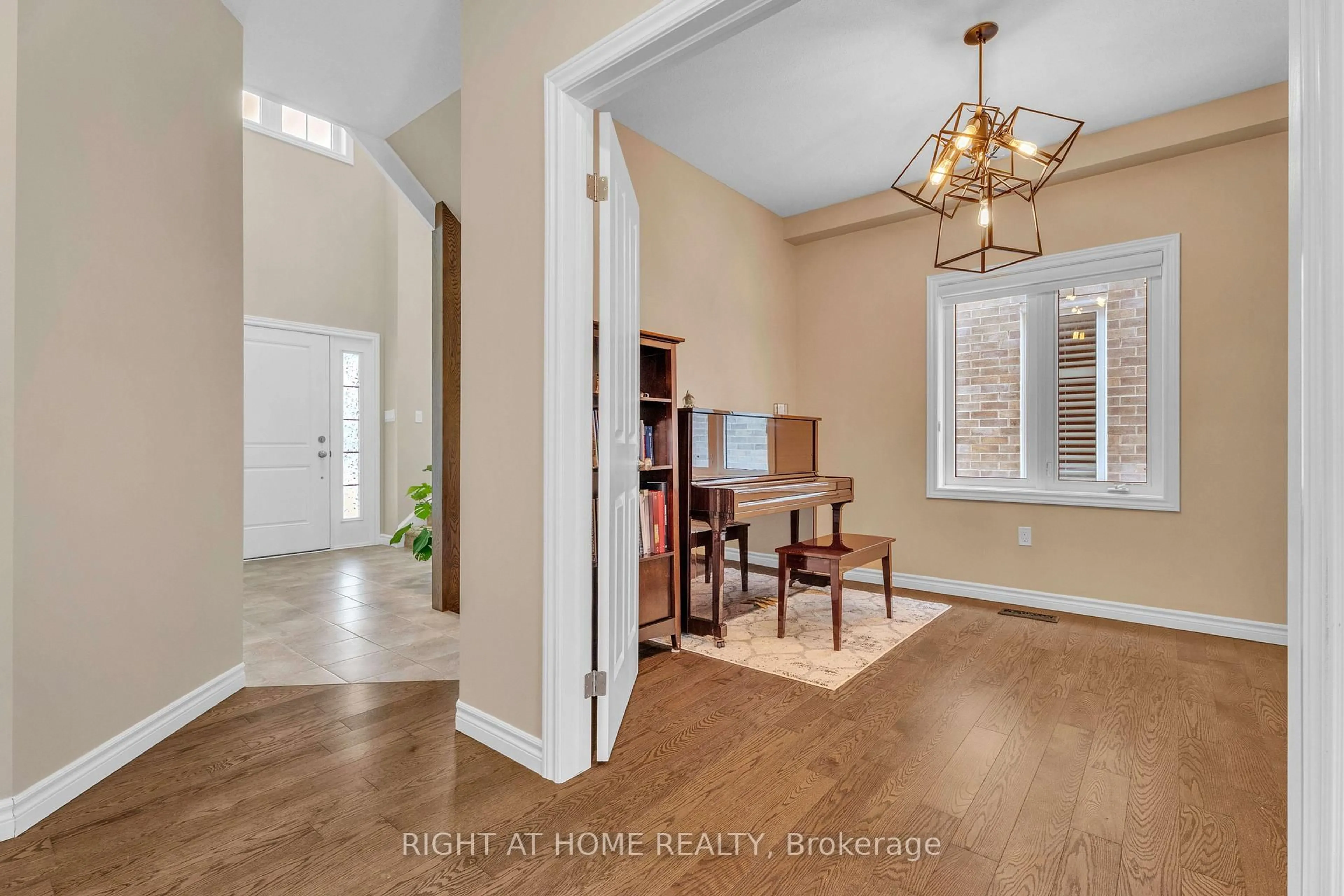 Indoor entryway for 2206 SPRINGRIDGE Dr, London North Ontario N5X 0M3