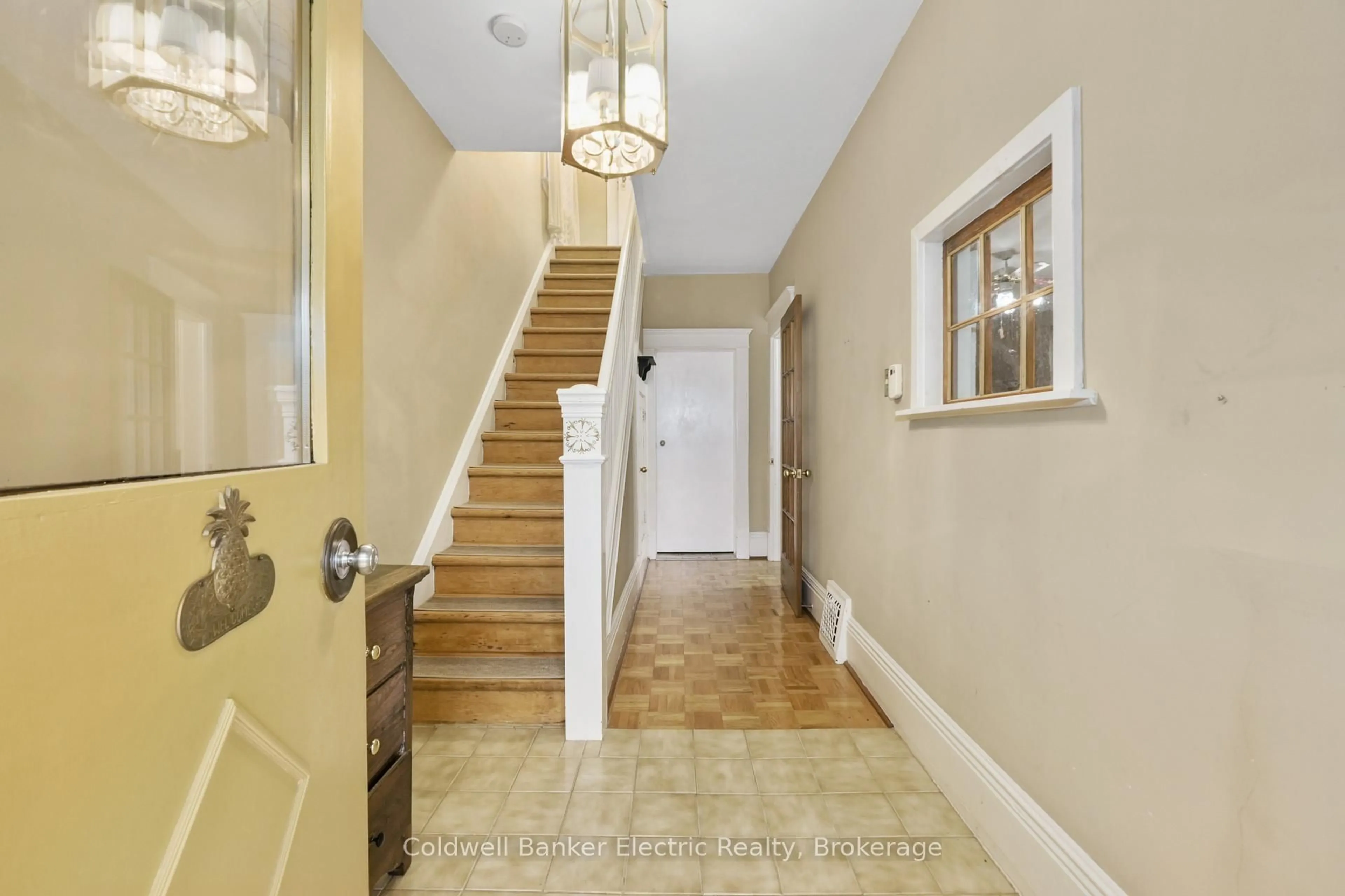 Indoor entryway for 553 Chamberlain St, Peterborough Ontario K9J 4L6