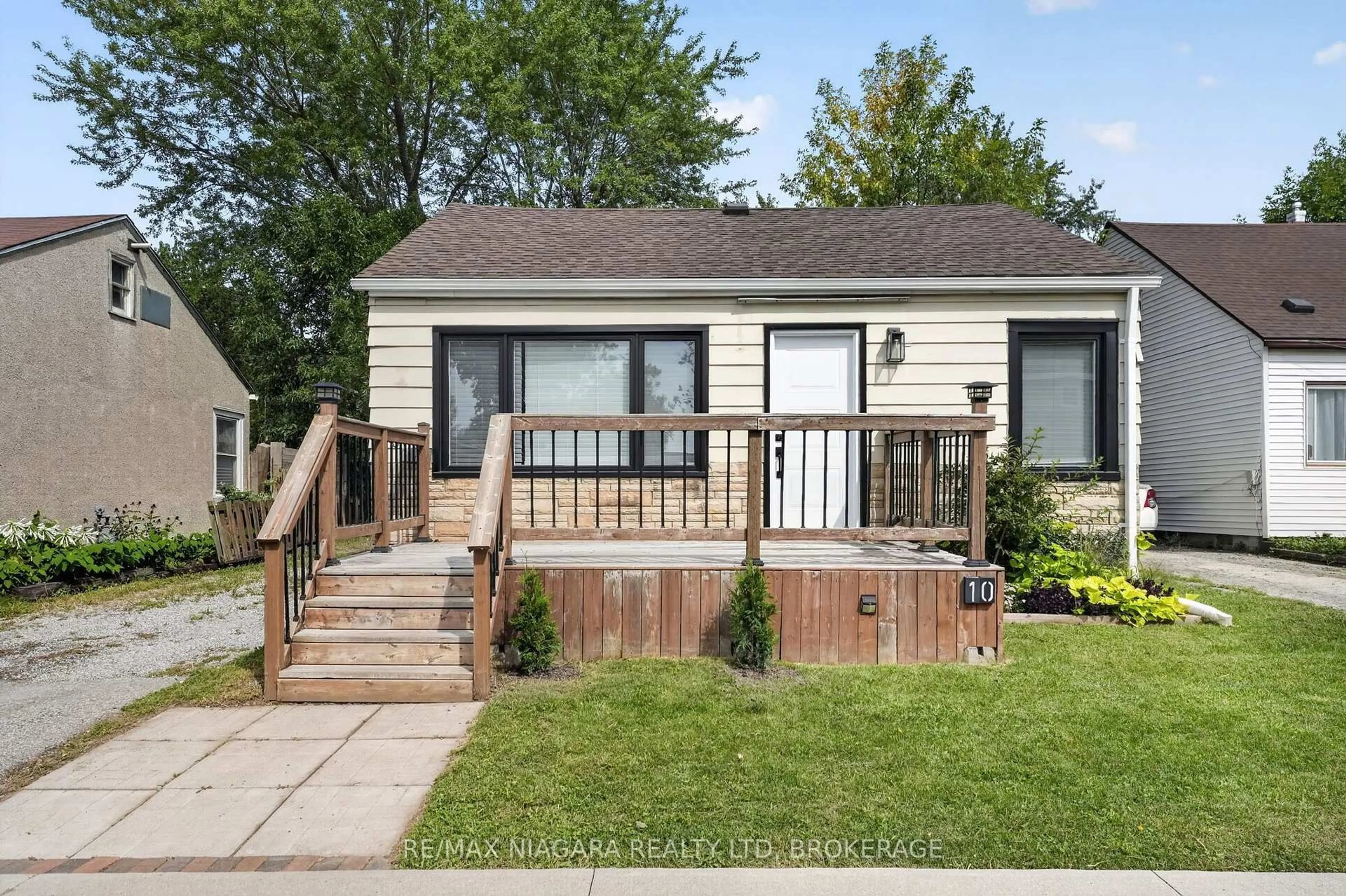 Home with vinyl exterior material, street for 10 Churchill Ave, Welland Ontario L3B 4Y5