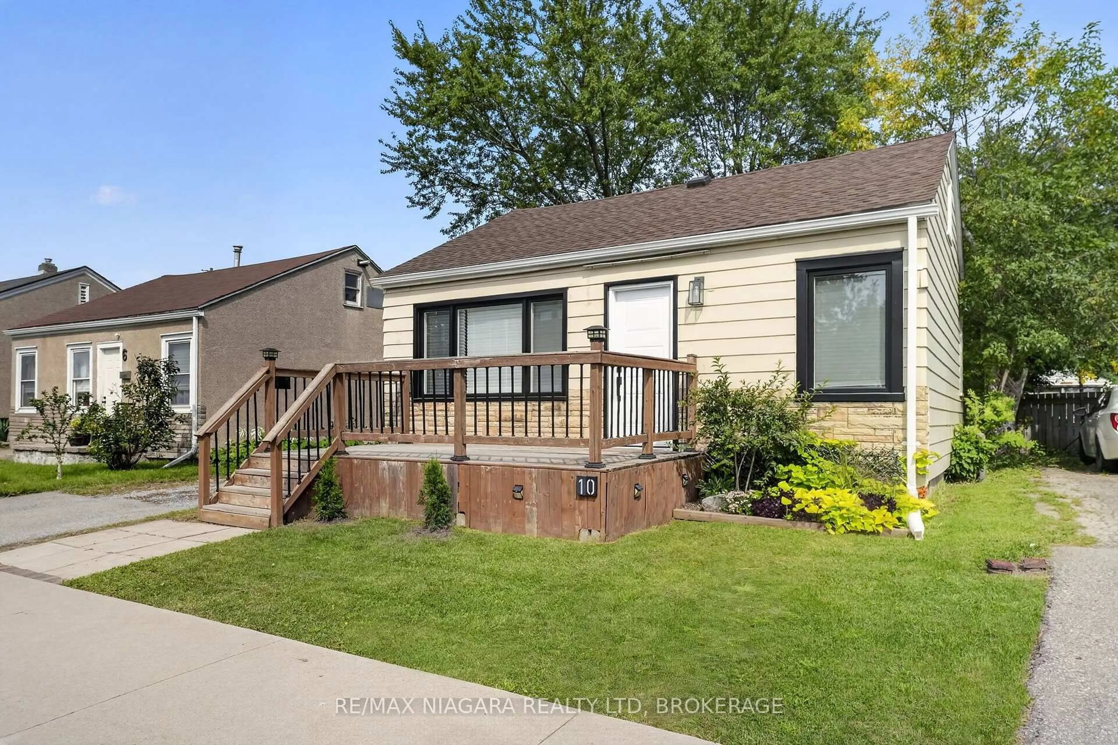 Home with vinyl exterior material, street for 10 Churchill Ave, Welland Ontario L3B 4Y5