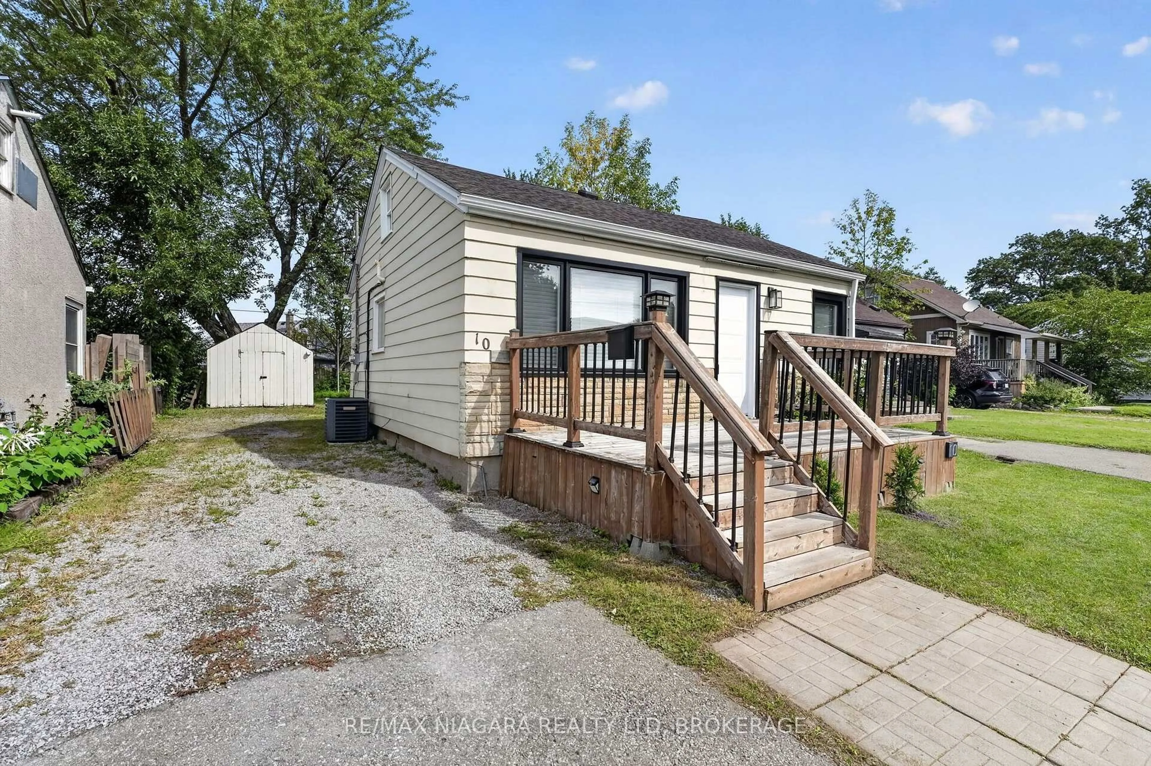 Home with vinyl exterior material, street for 10 Churchill Ave, Welland Ontario L3B 4Y5