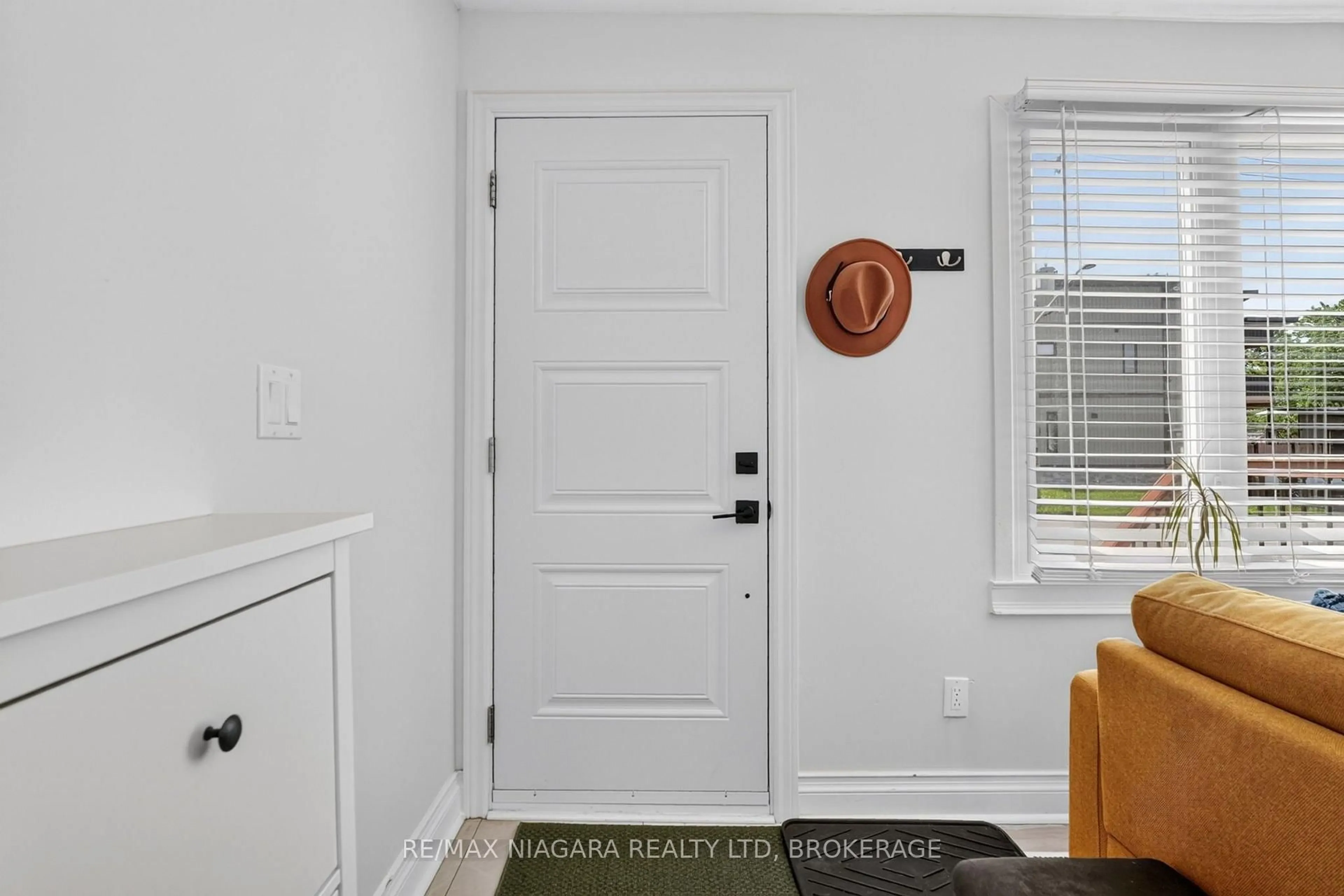 Indoor entryway for 10 Churchill Ave, Welland Ontario L3B 4Y5