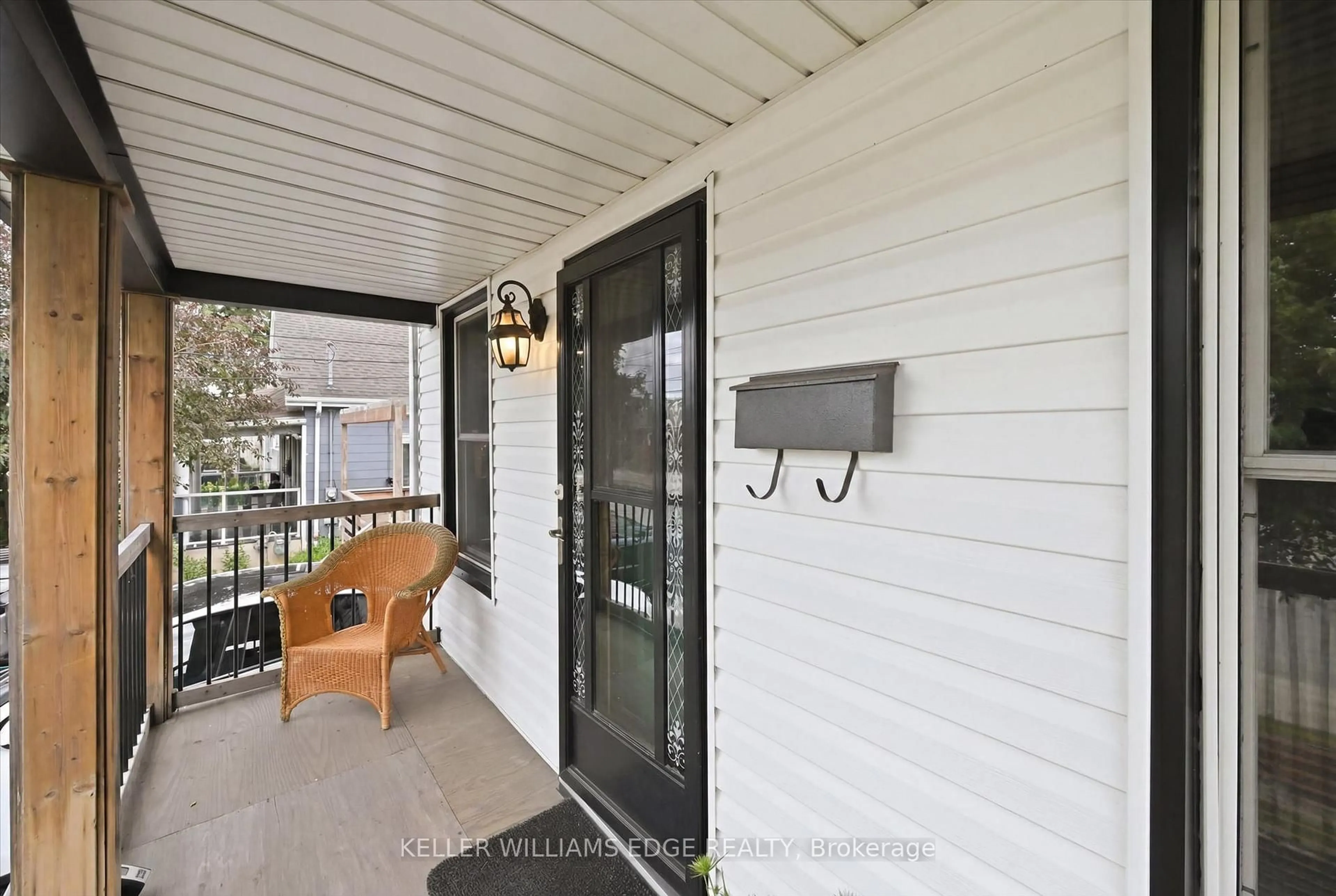 Indoor entryway for 144 Campbell Ave, Hamilton Ontario L8H 2E9
