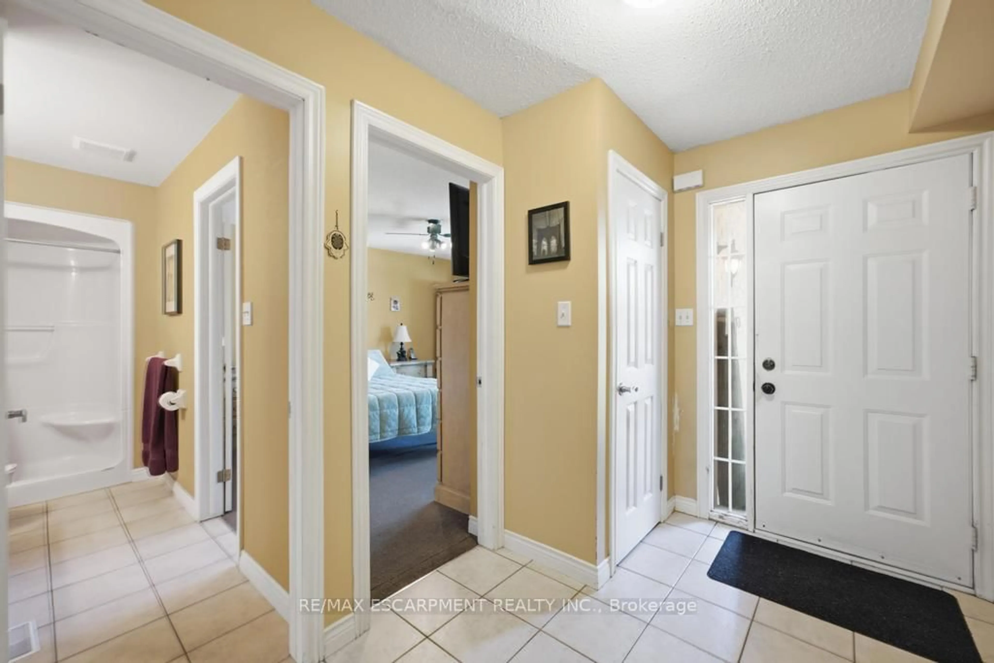 Indoor entryway for 47 Dynasty Ave, Hamilton Ontario L8G 4Z5