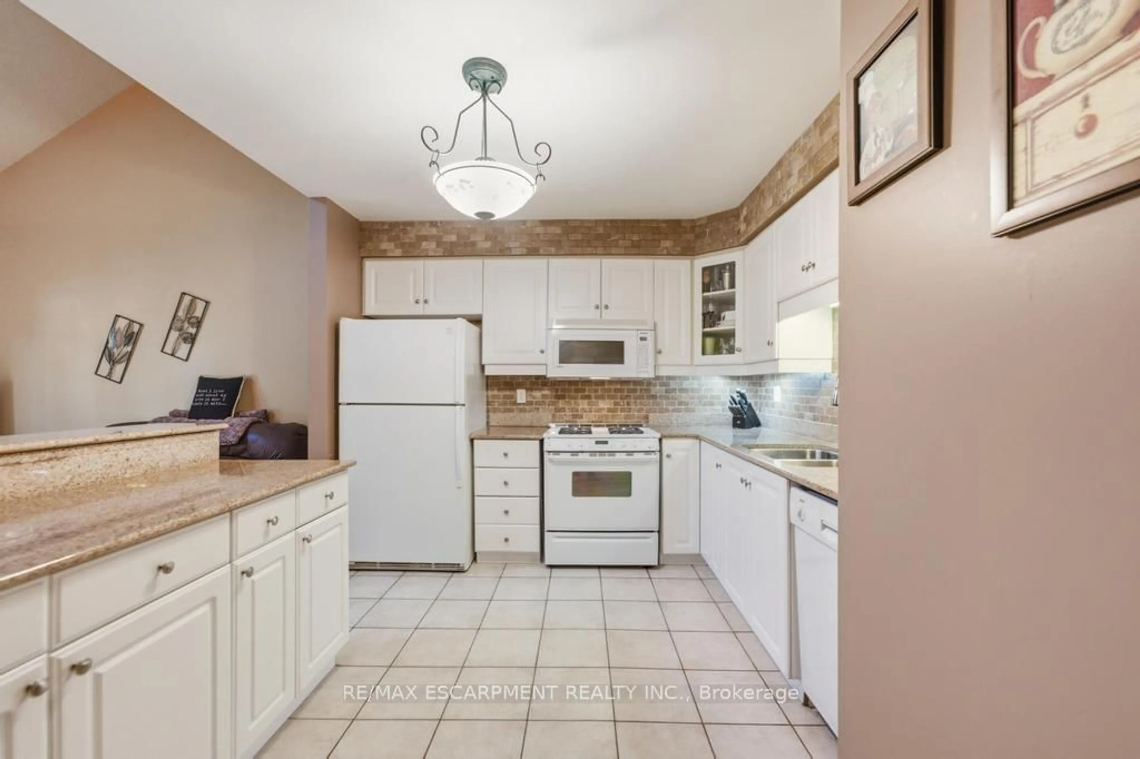 Standard kitchen, ceramic/tile floor for 47 Dynasty Ave, Hamilton Ontario L8G 4Z5
