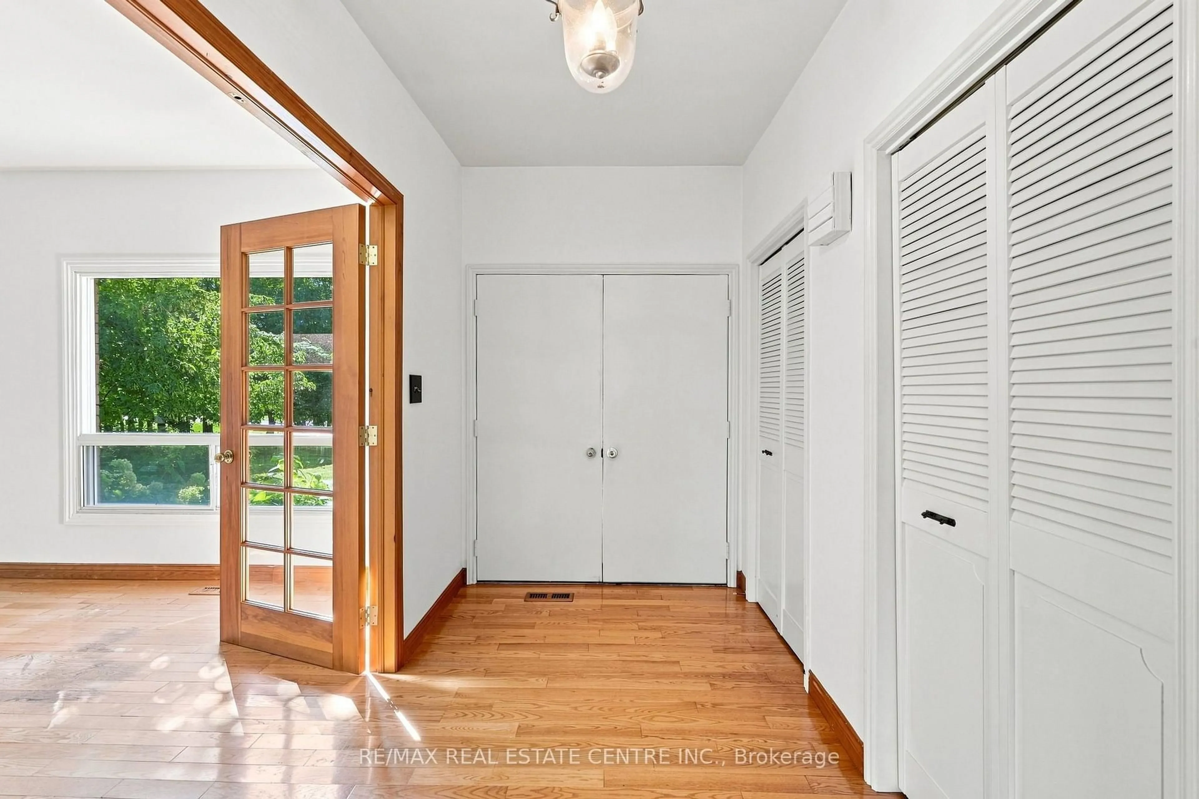 Indoor foyer for 26 Maplewood Dr, Amaranth Ontario L9V 3N6