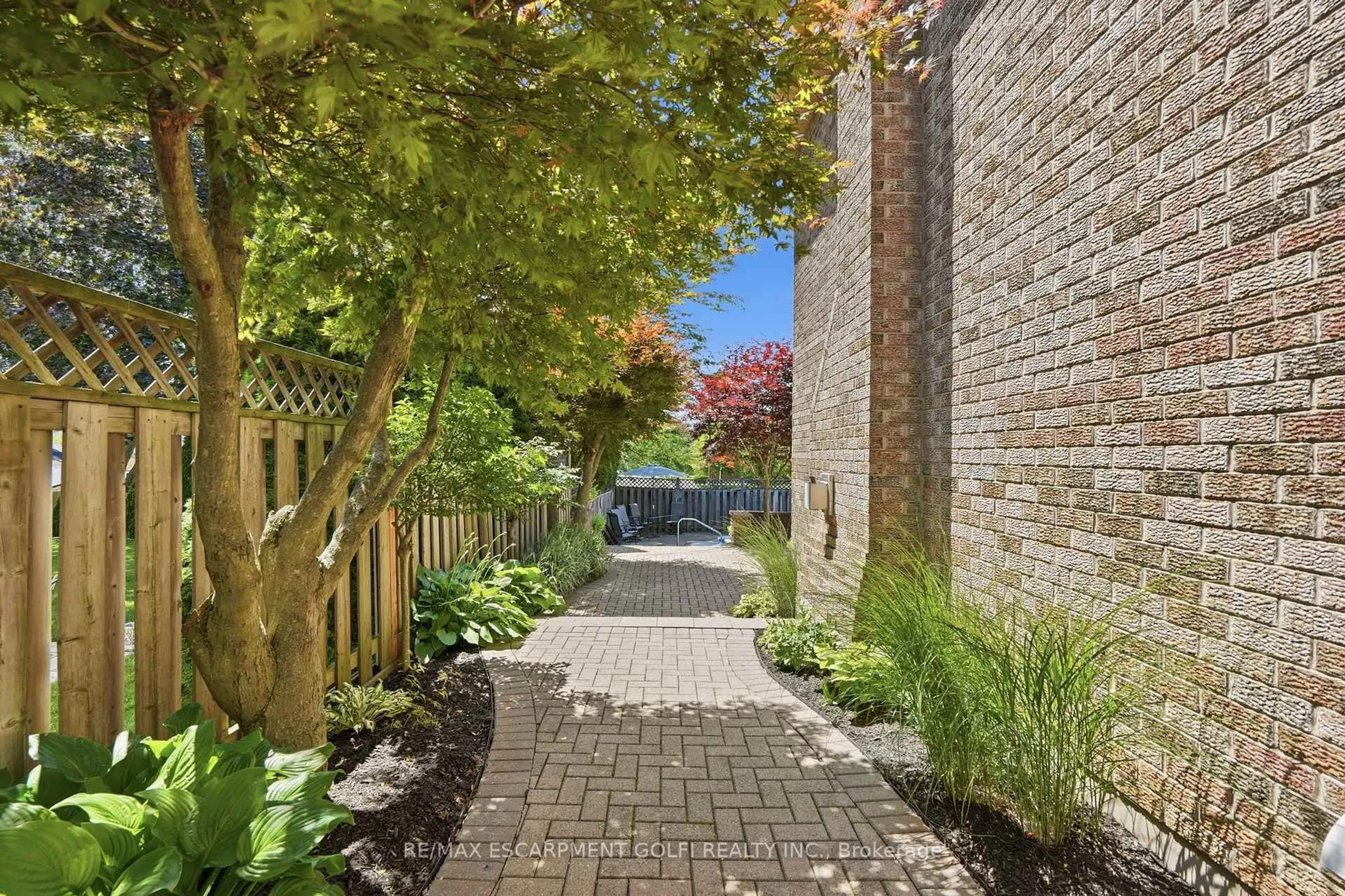 Patio, street for 12 Harvest Oak Dr, Welland Ontario L3C 6Z1
