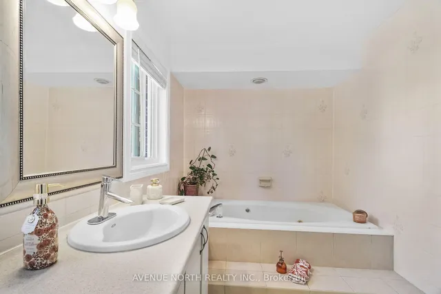 1674 Sansonnet St, Orleans 4