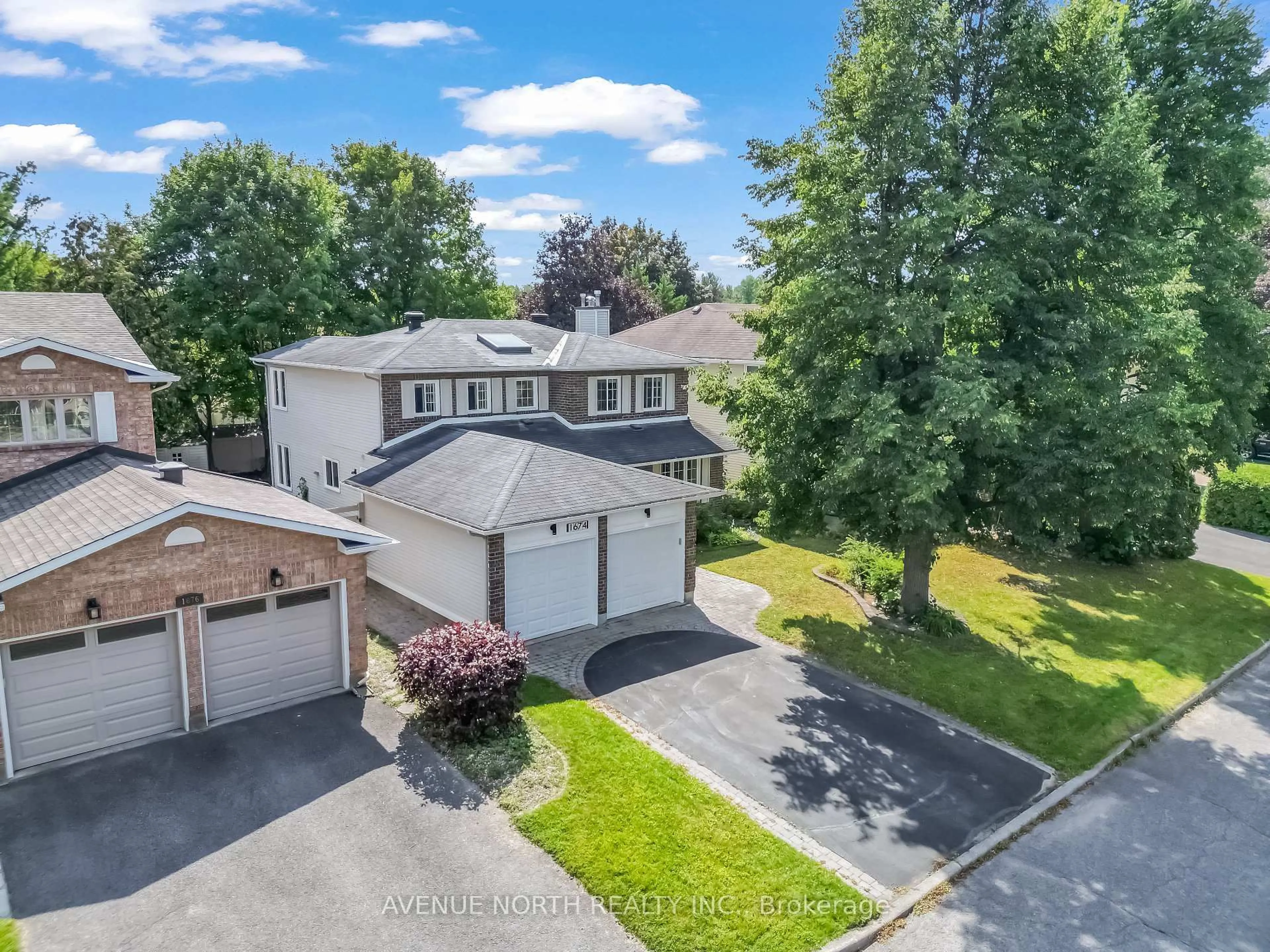 A pic from outside/outdoor area/front of a property/back of a property/a pic from drone, street for 1674 Sansonnet St, Orleans Ontario K1C 5Y6