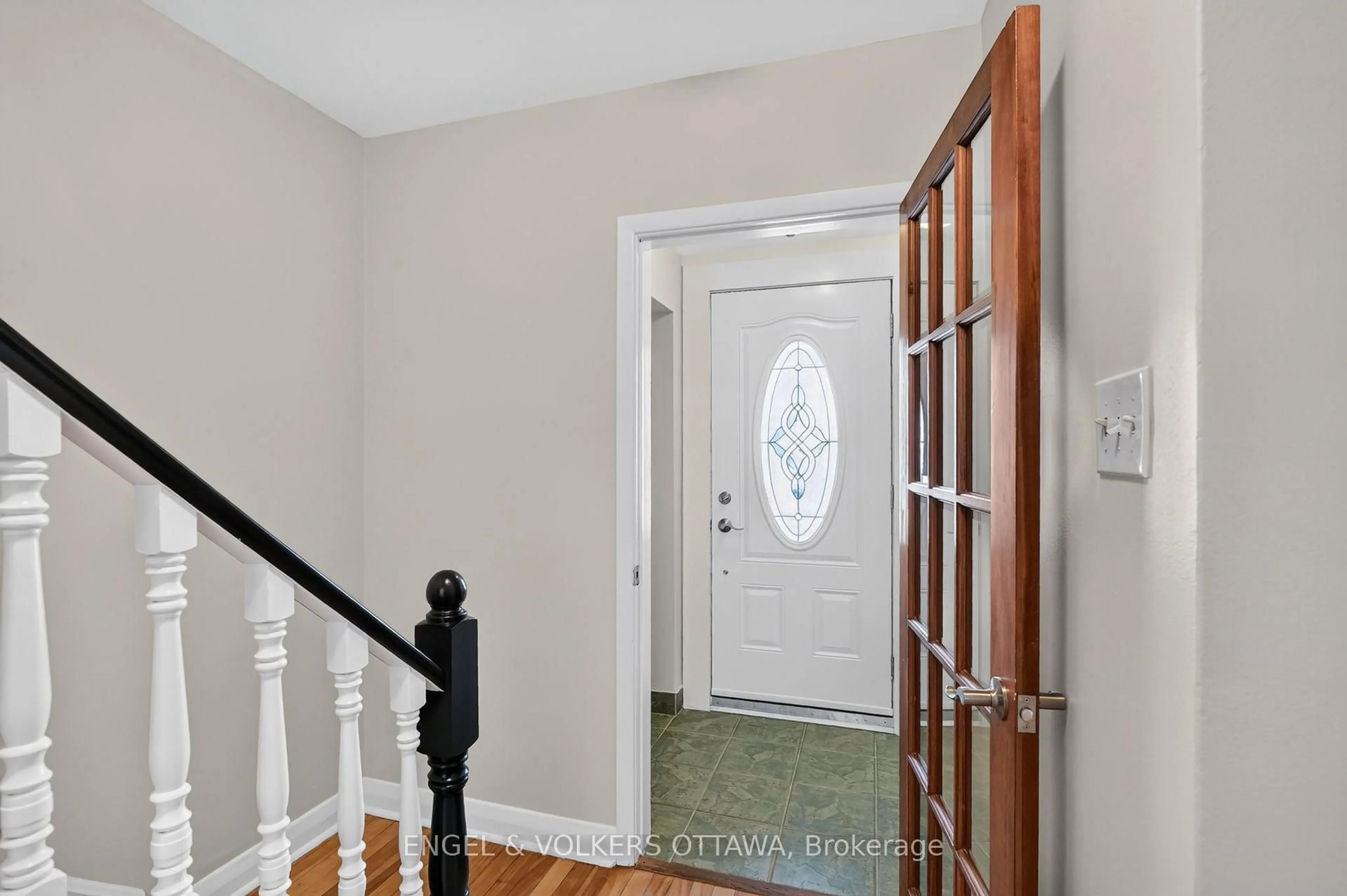 Indoor entryway for 1520 Laperriere Ave, Ottawa Ontario K1Z 7S9