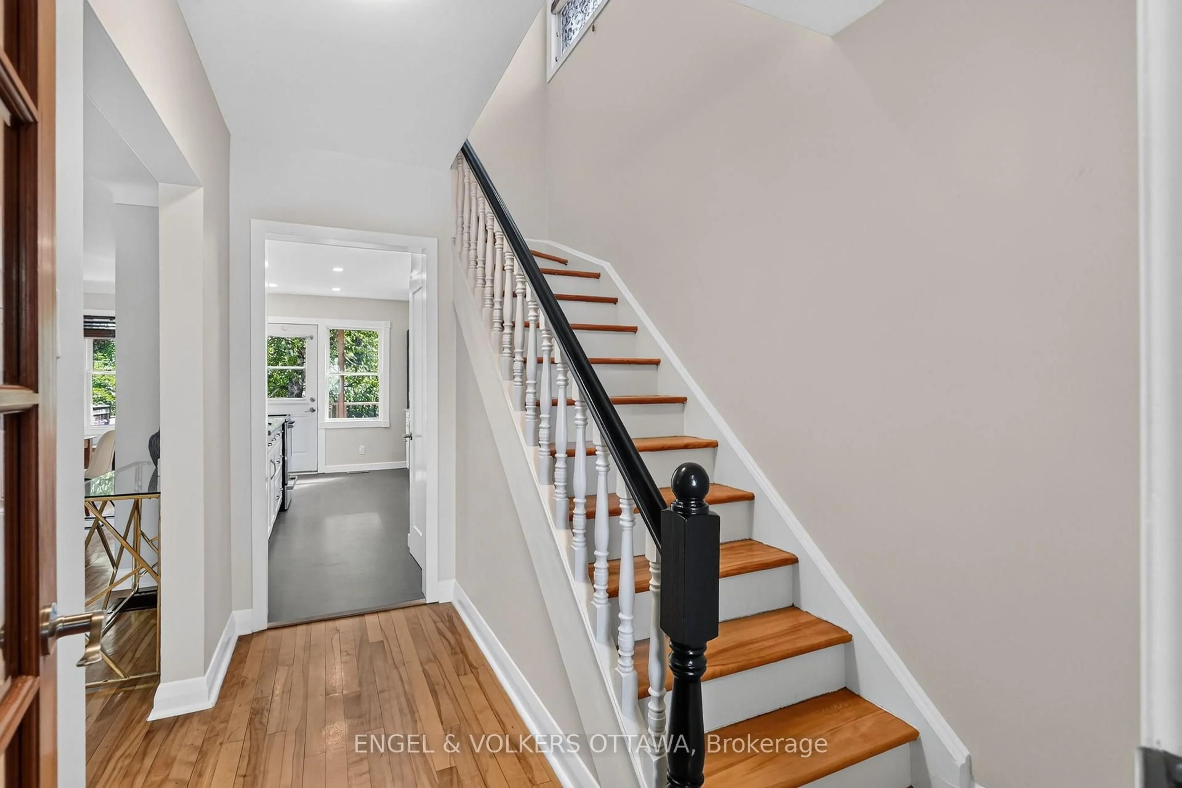 Indoor entryway for 1520 Laperriere Ave, Ottawa Ontario K1Z 7S9