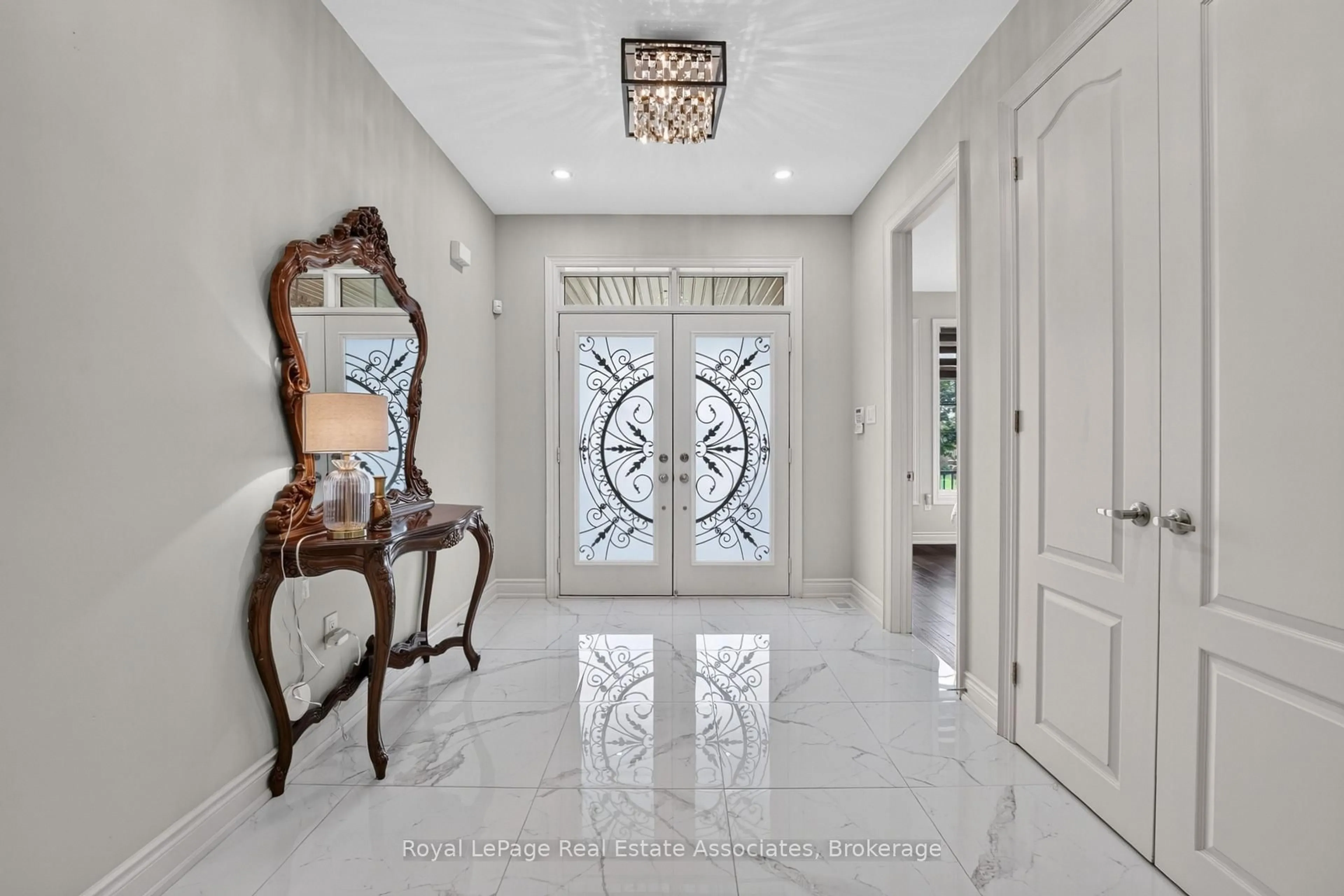 Indoor entryway for 48 HARPIN Way, Centre Wellington Ontario N1M 0E9