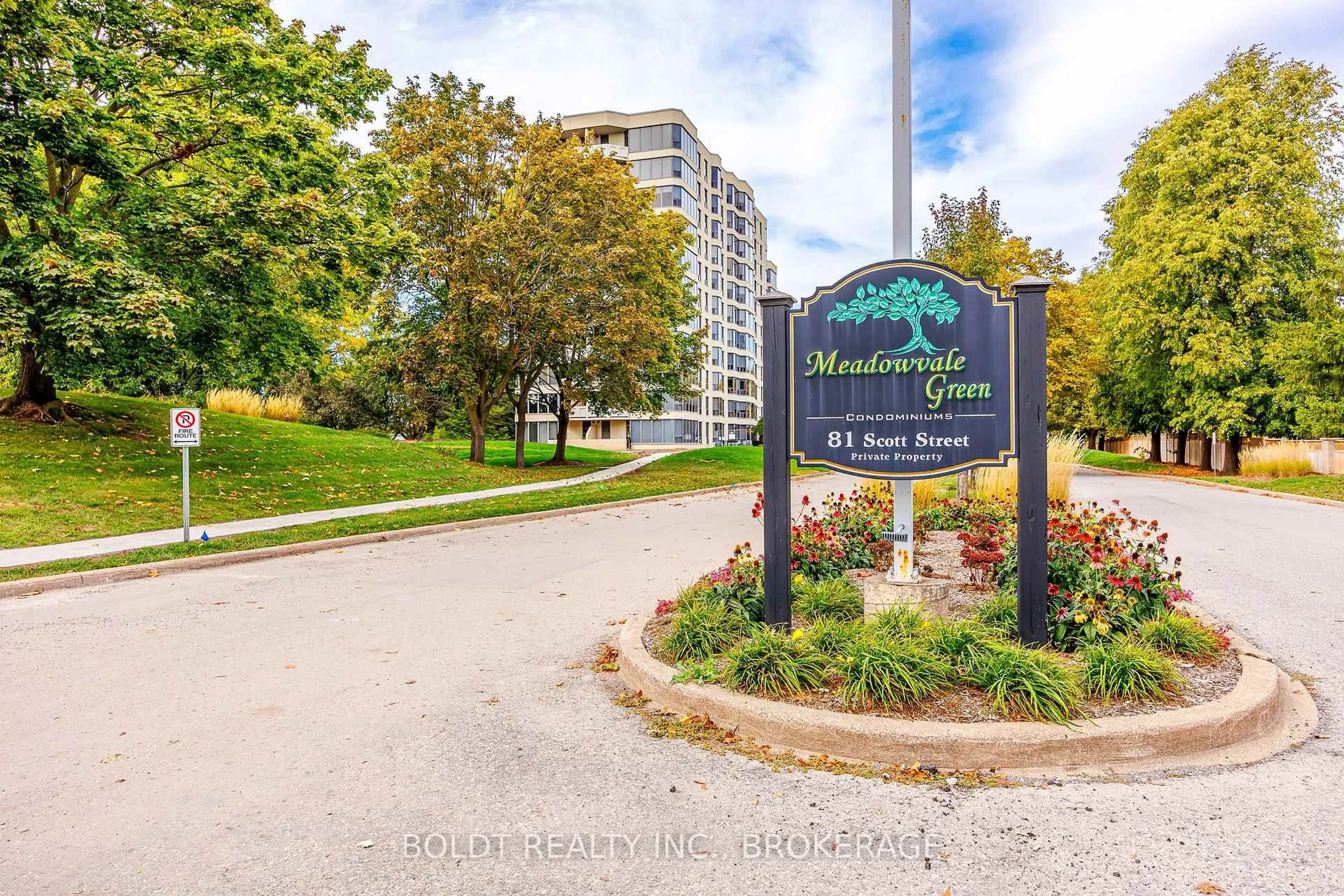 Indoor foyer for 81 Scott St #812, St. Catharines Ontario L2N 7L5