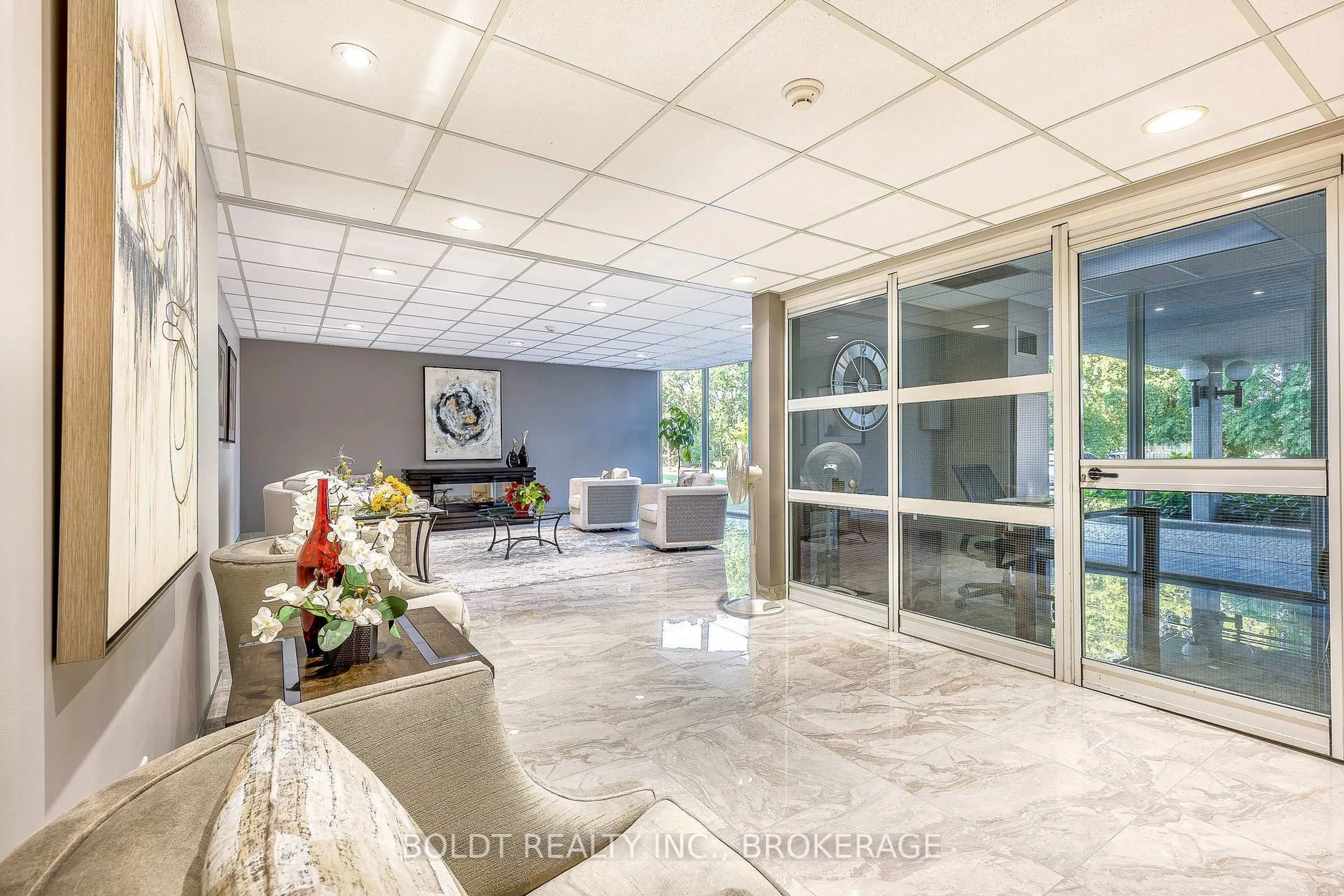 Indoor foyer for 81 Scott St #812, St. Catharines Ontario L2N 7L5