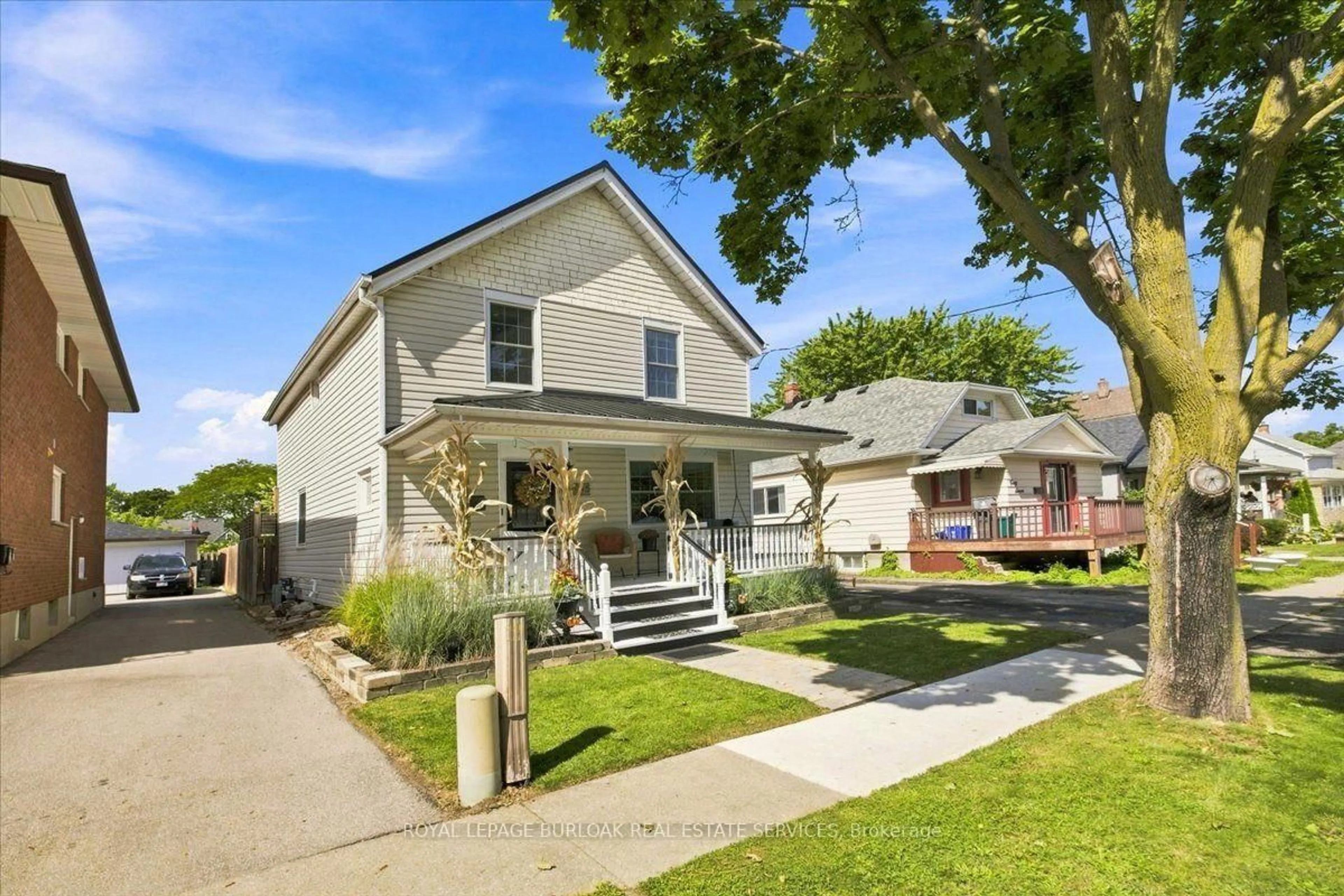Home with vinyl exterior material, street for 45 Rodman St, St. Catharines Ontario L2R 5C9