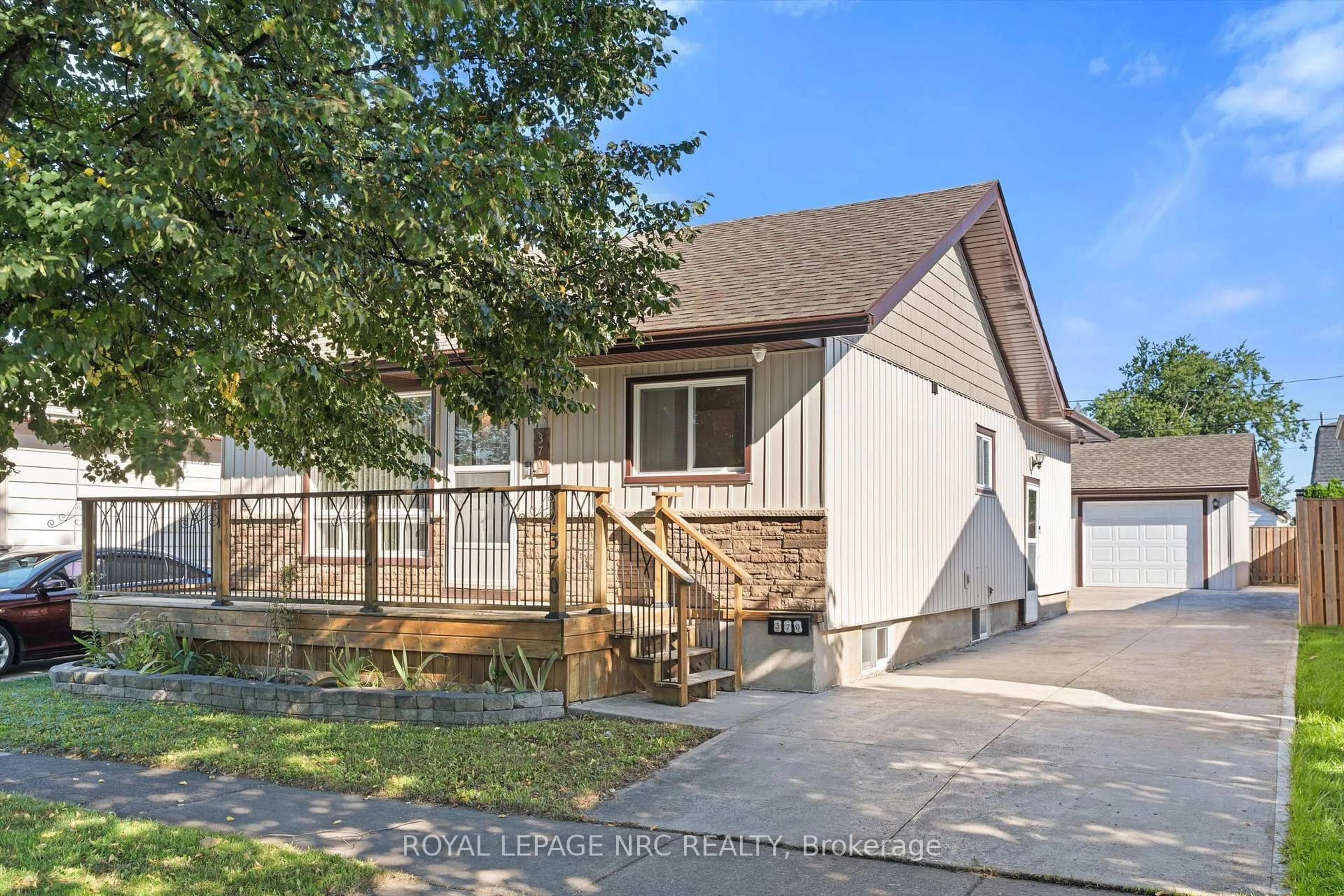 Home with vinyl exterior material, street for 370 Dieppe St, Welland Ontario L3B 4V4