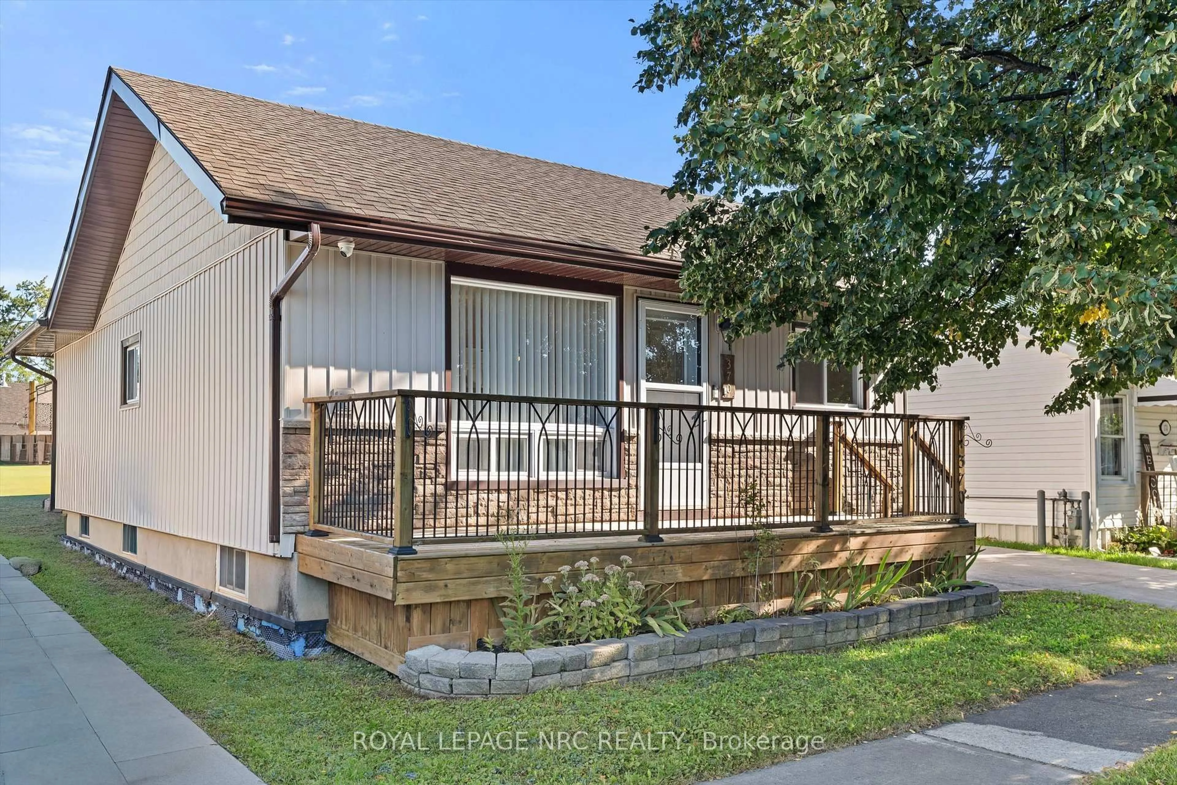 Home with vinyl exterior material, street for 370 Dieppe St, Welland Ontario L3B 4V4