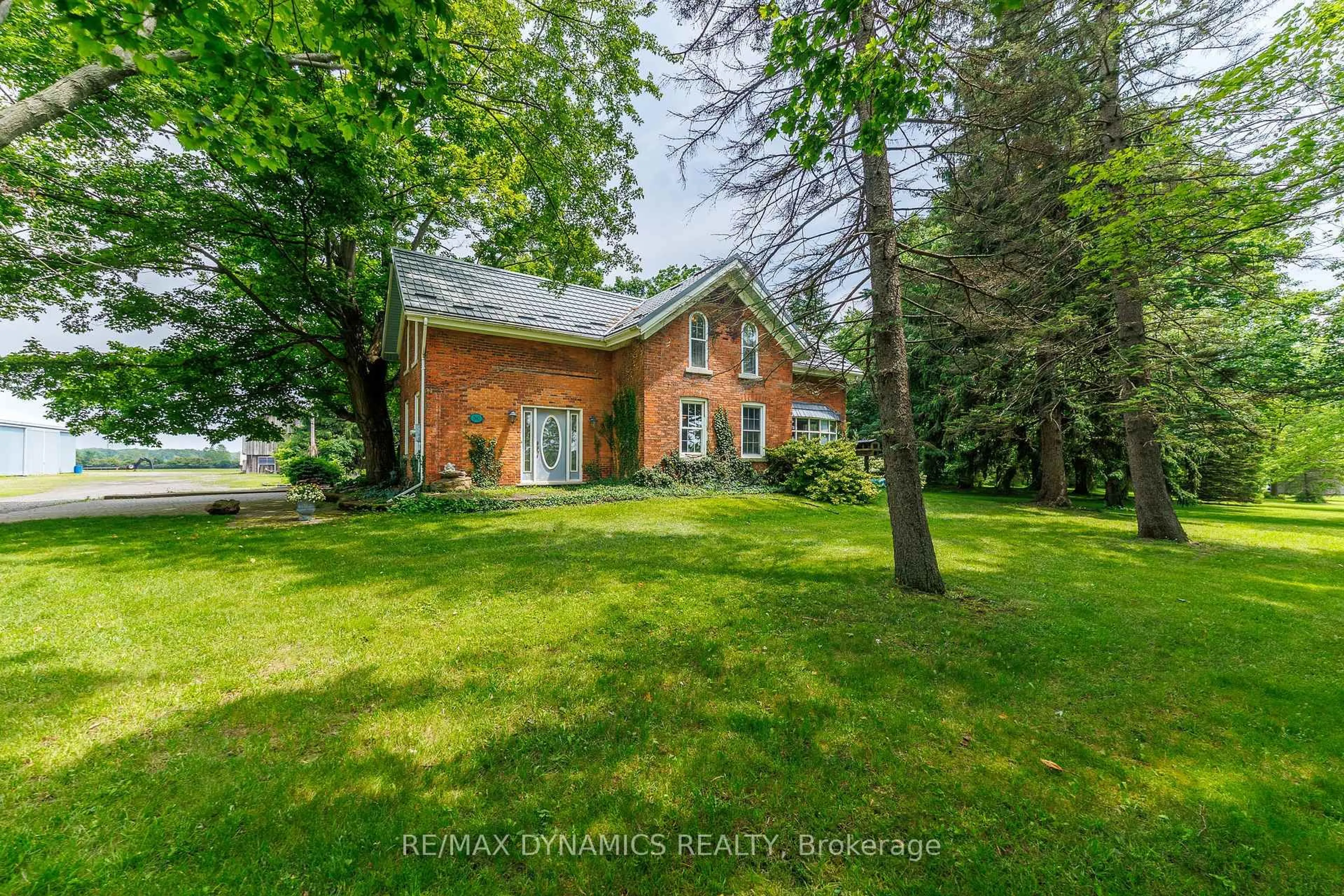A pic from outside/outdoor area/front of a property/back of a property/a pic from drone, unknown for 760 Cope Rd, Welland Ontario L3B 5N7