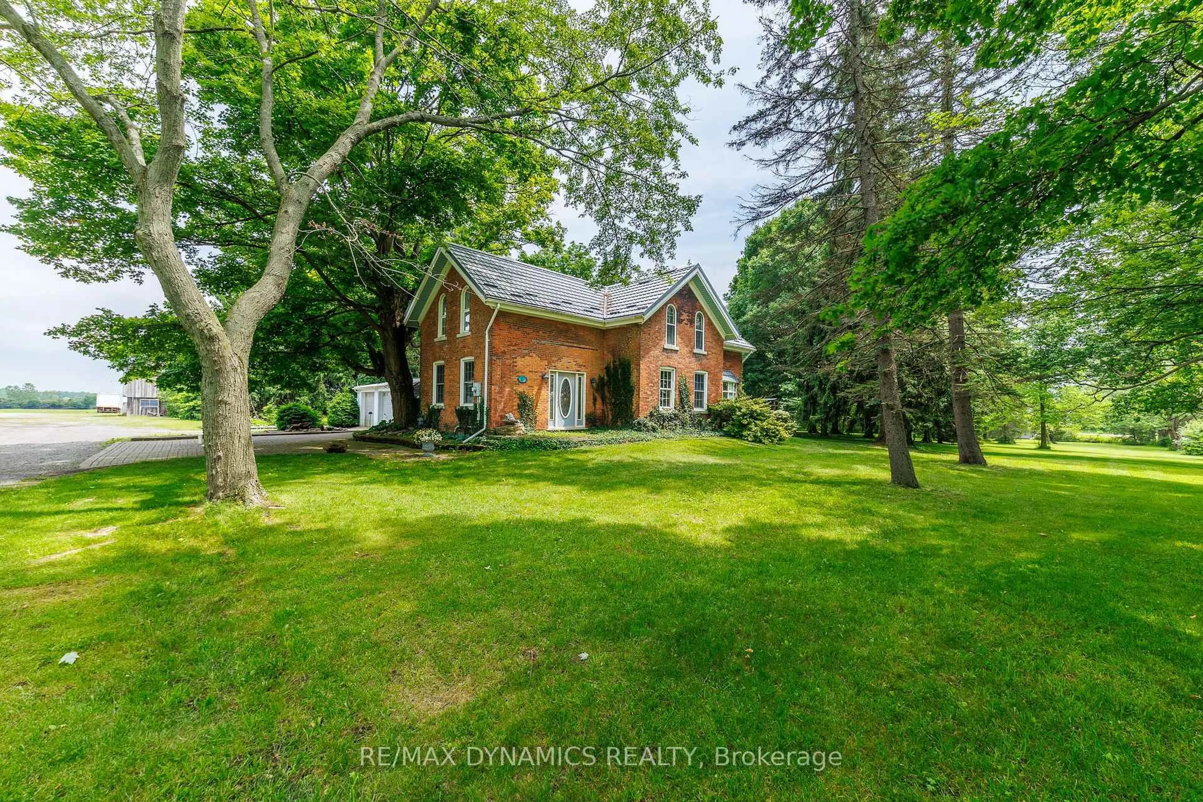 A pic from outside/outdoor area/front of a property/back of a property/a pic from drone, unknown for 760 Cope Rd, Welland Ontario L3B 5N7