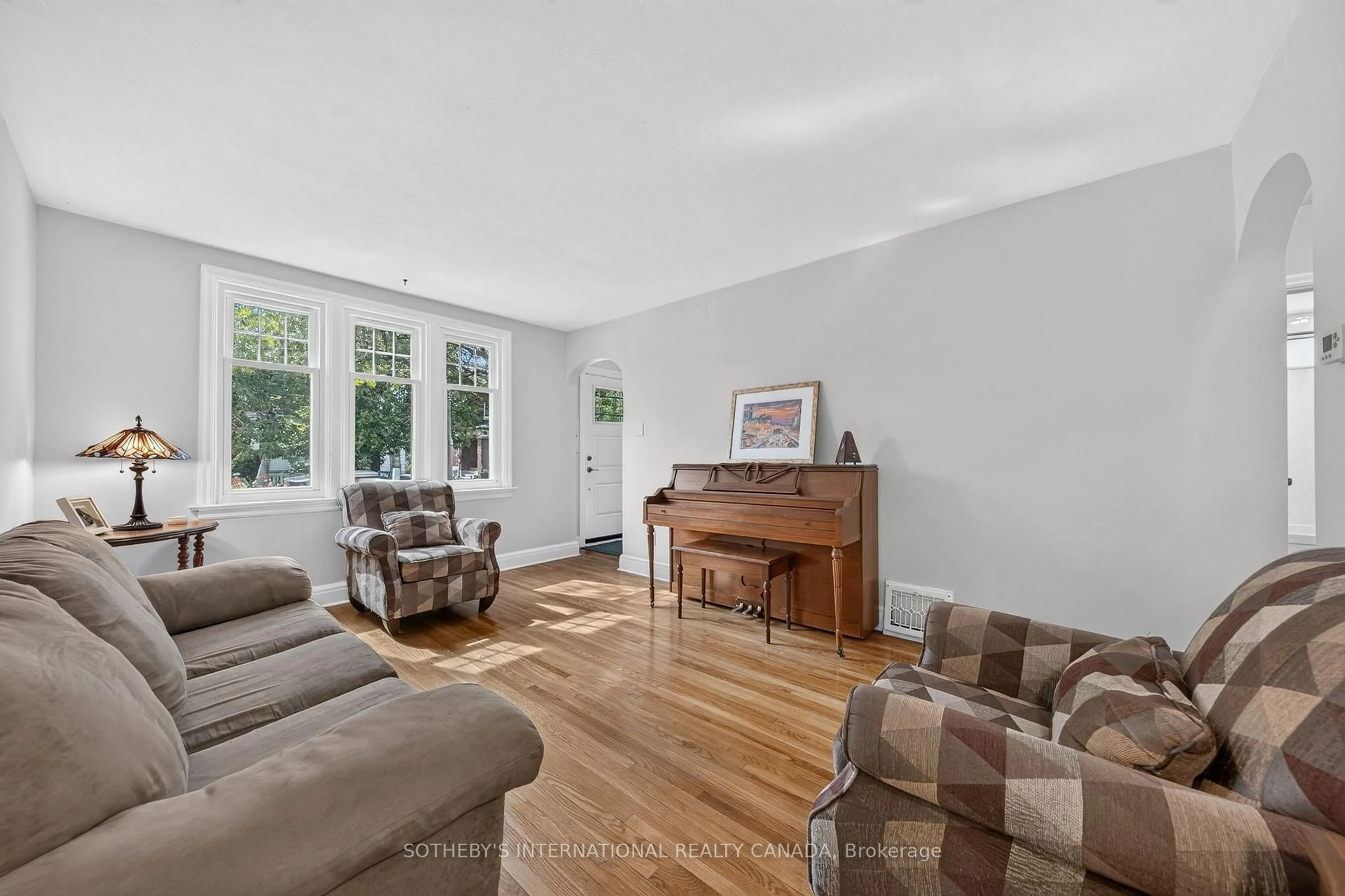 Living room with furniture, unknown for 38 Roslin Ave, Waterloo Ontario N2L 2P8
