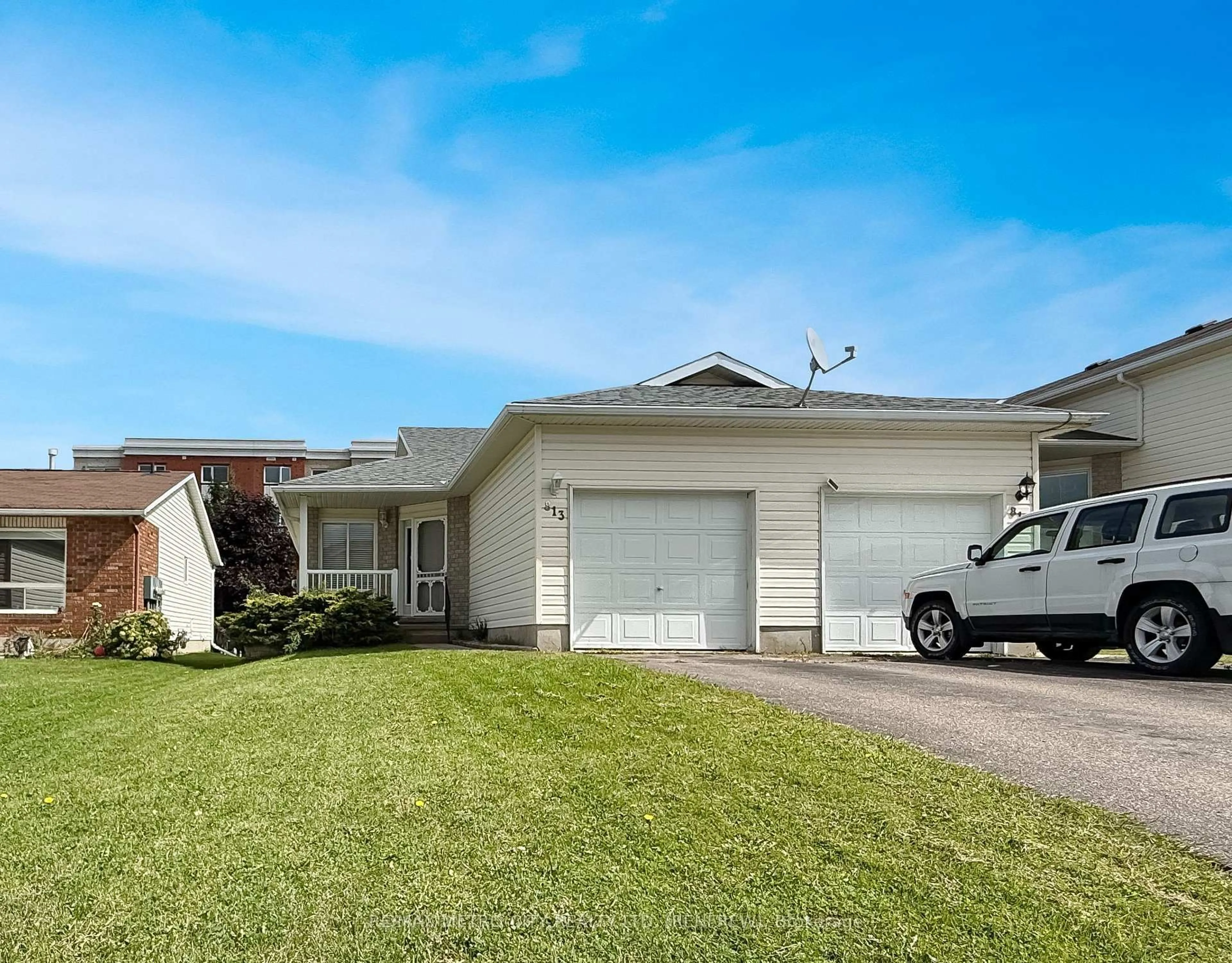Home with vinyl exterior material, street for 813 Eighth St, Renfrew Ontario K7V 4K9