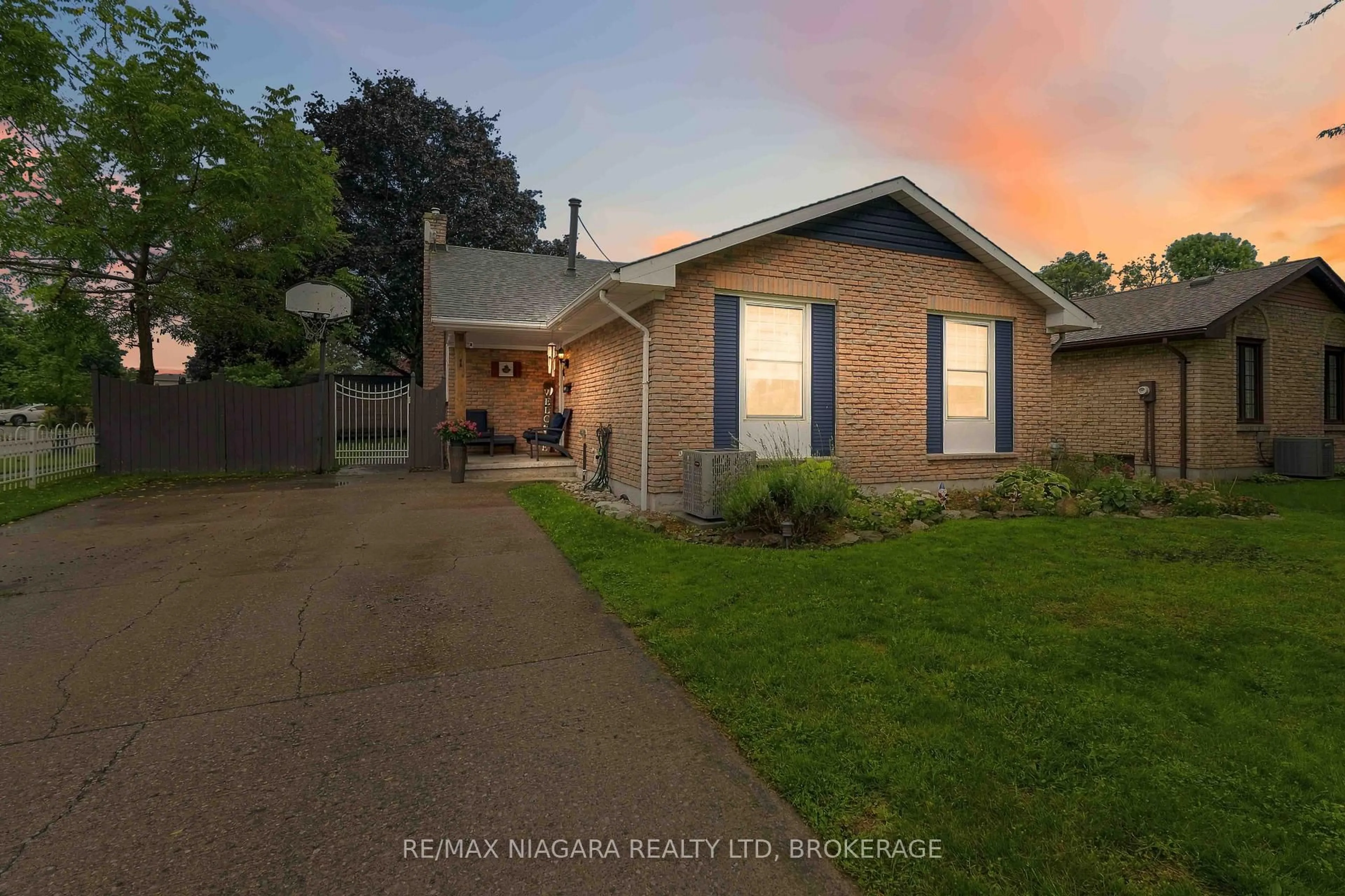 A pic from outside/outdoor area/front of a property/back of a property/a pic from drone, street for 1 Belair Dr, St. Catharines Ontario L2N 6X7