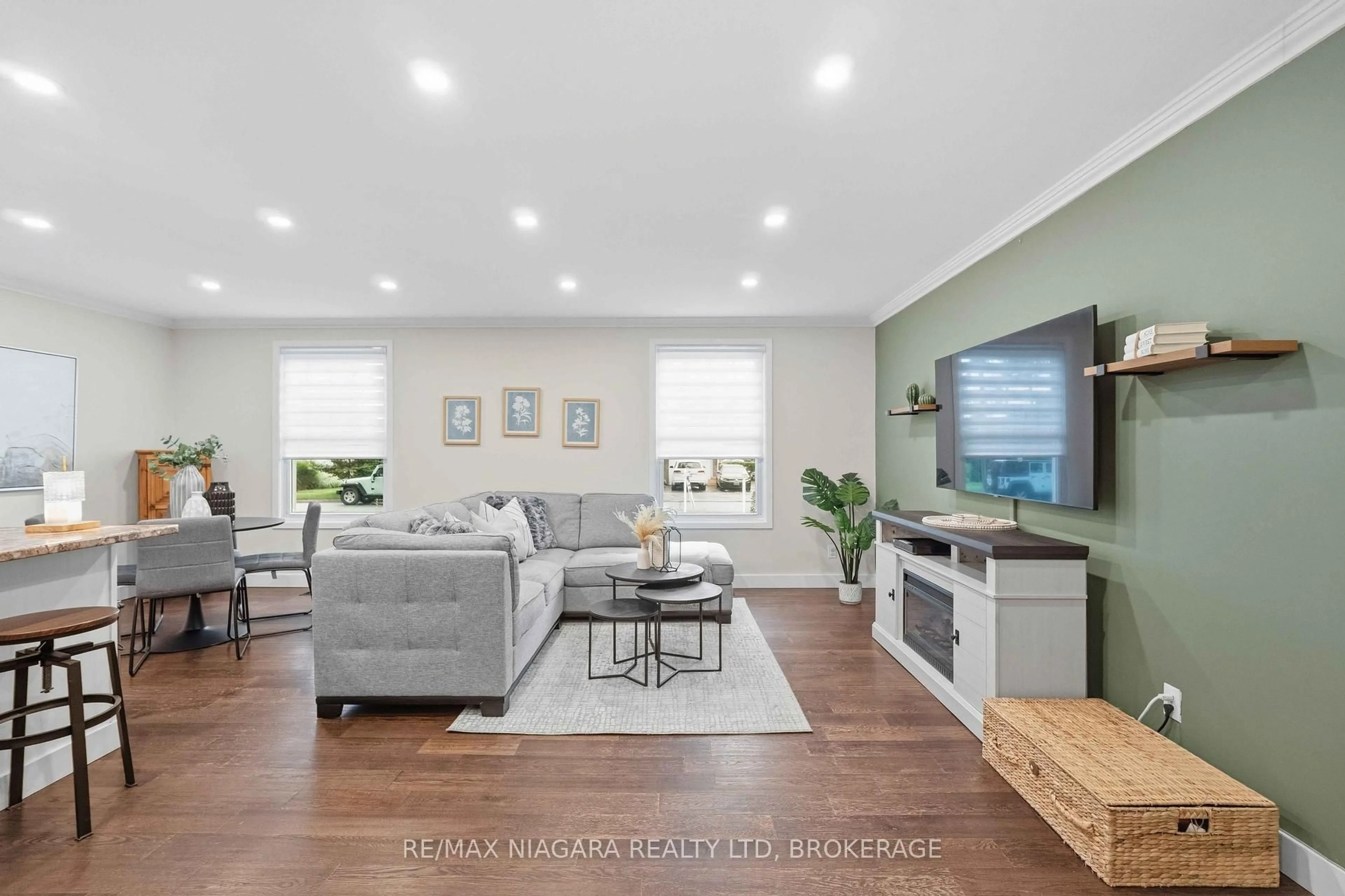 Living room with furniture, unknown for 1 Belair Dr, St. Catharines Ontario L2N 6X7