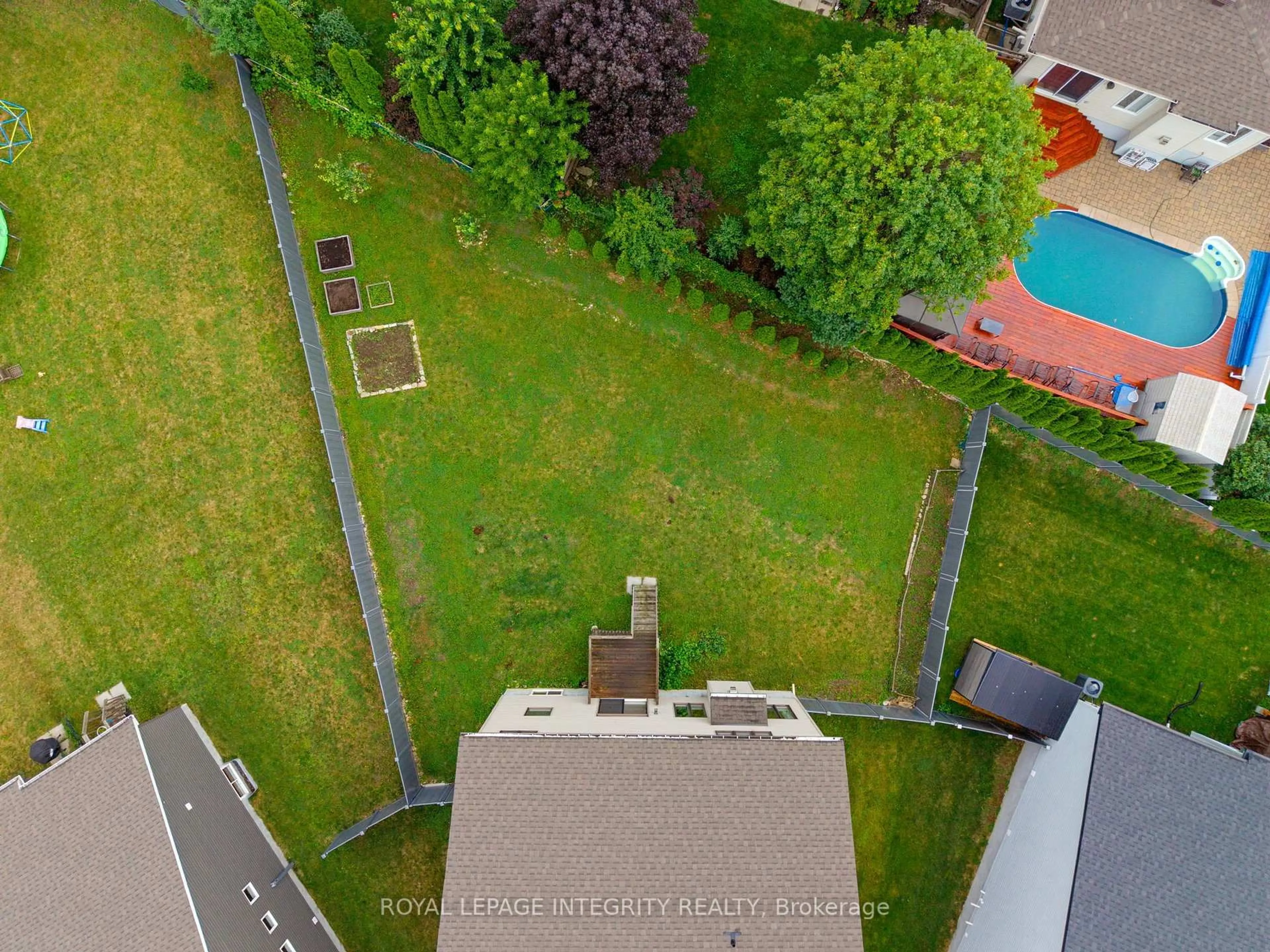 A pic from outside/outdoor area/front of a property/back of a property/a pic from drone, city buildings view from balcony for 127 Hickstead Way, Ottawa Ontario K2S 0Z5