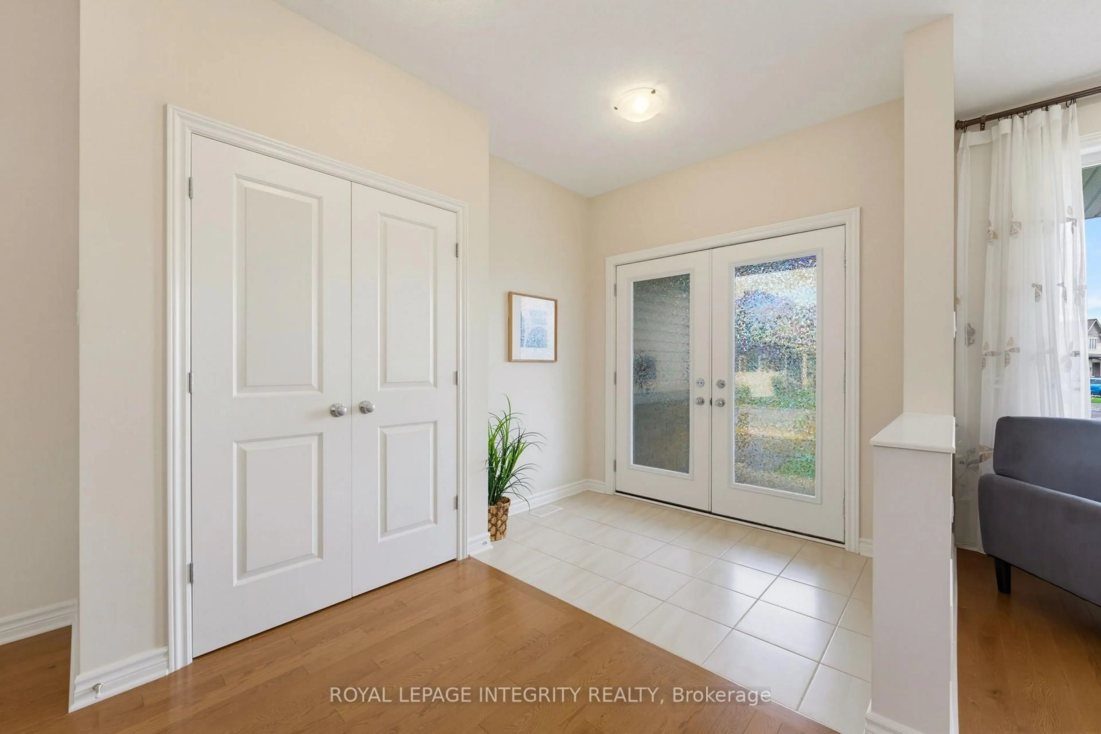 Indoor entryway for 127 Hickstead Way, Ottawa Ontario K2S 0Z5